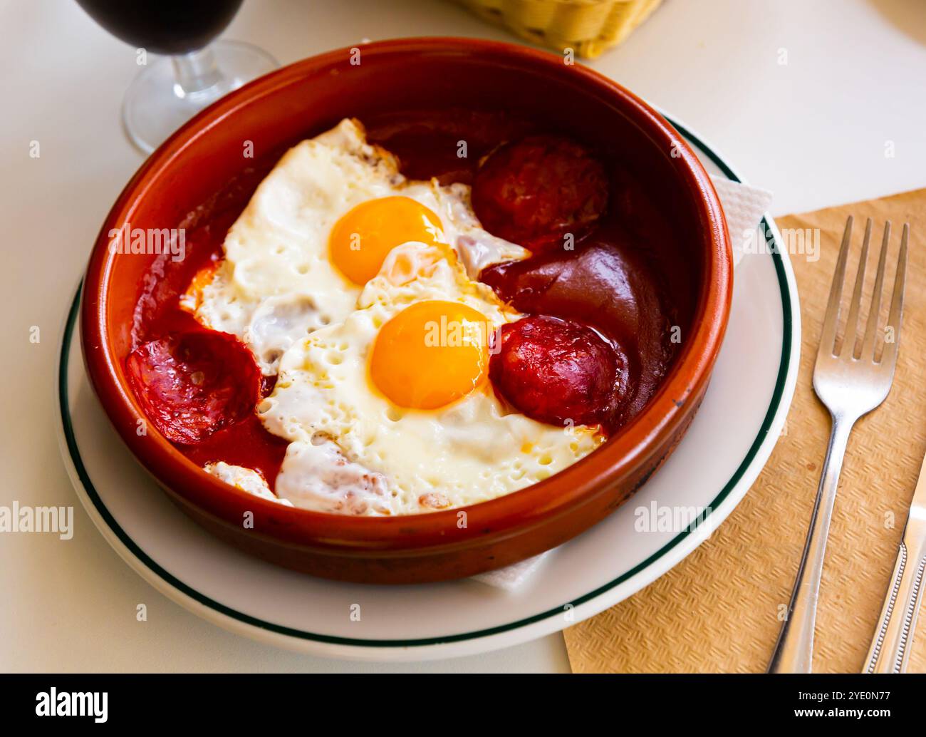 Spiegeleier mit Chorizo und Tomatenpaste in der Pfanne Stockfoto