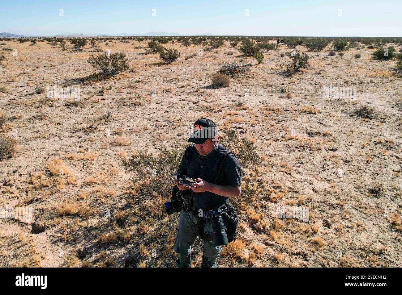 PUERTO PEÑASCO, MEXIKO - 19. OKTOBER: Luis Gutierrez Fotograf fliegt eine Drohne auf der XX-km-Strecke als Teil der Gran Carrera del Desierto am 19. Oktober 2024 in Puerto Peñasco, Sonora, Mexiko. (Foto: Luis Gutierrez/Norte Photo/) Stockfoto