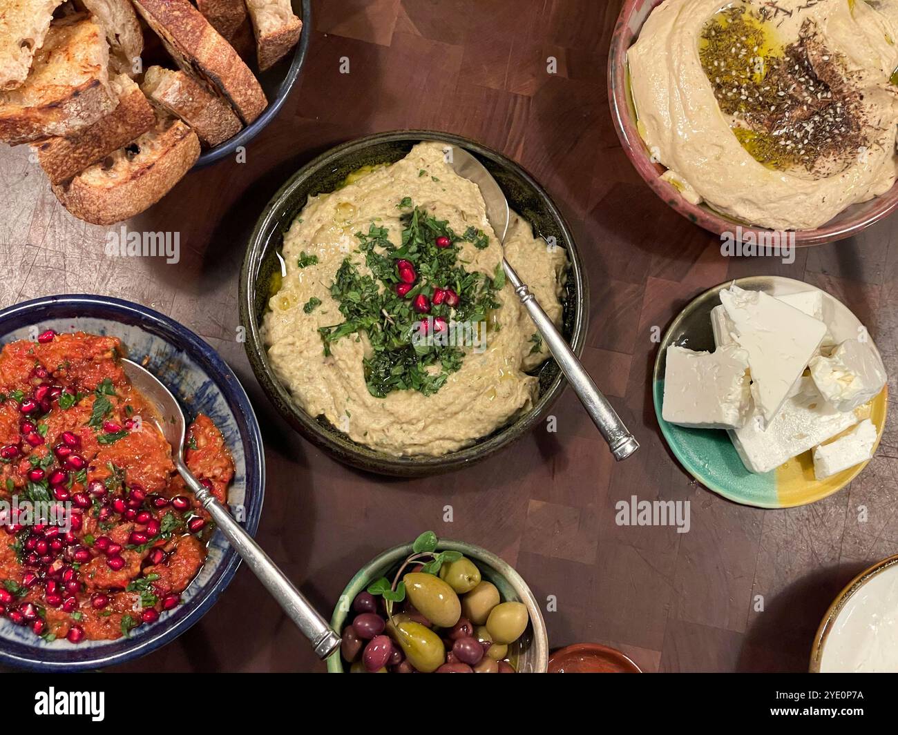 Mezze-Platte mit Muhammara, Hummus, Baba Ganoush, Fetakäse und Oliven Stockfoto