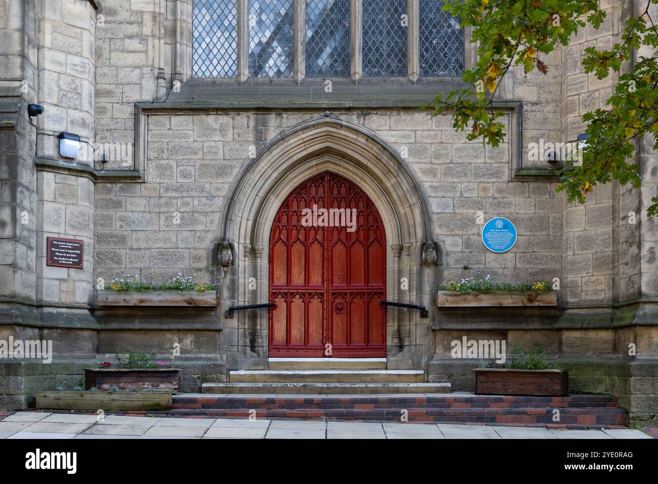Mill Hill Chapel Red Doors und inklusive nicht-konformistische Unitarian Church, City Square, Leeds, West Yorkshire, England, UK Stockfoto