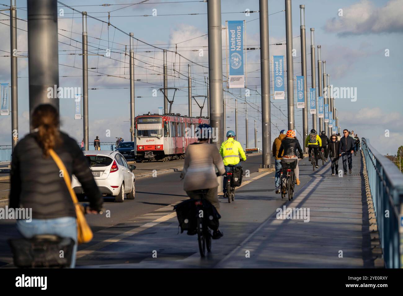 Verkehr auf der Kennedybrücke, mittlere der 3 Bonner Rheinbrücken, verbindet das Zentrum von Bonn und den Stadtteil Beuel, Bundesstraße B56, Stadtbahnlinien und Geh- und Radwege, Bonn NRW, Deutschland Kennedybrücke Bonn *** Verkehr auf der Kennedybrücke, Mitte der 3 Rheinbrücken in Bonn, verbindet das Zentrum von Bonn und den Stadtteil Beuel, Bundesstraße B56, Stadtbahnlinien und Fußwege und Radwege, Bonn NRW, Deutschland Kennedy Brücke Bonn NRW Stockfoto