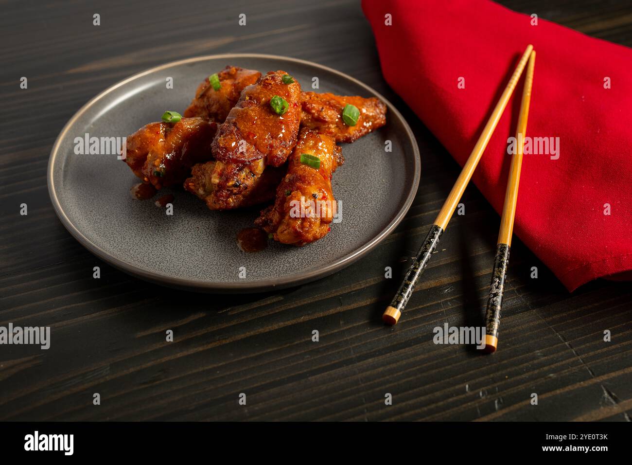 Gewürzte, asiatische Hähnchenbrötchen mit Häppchenstäbchen Stockfoto