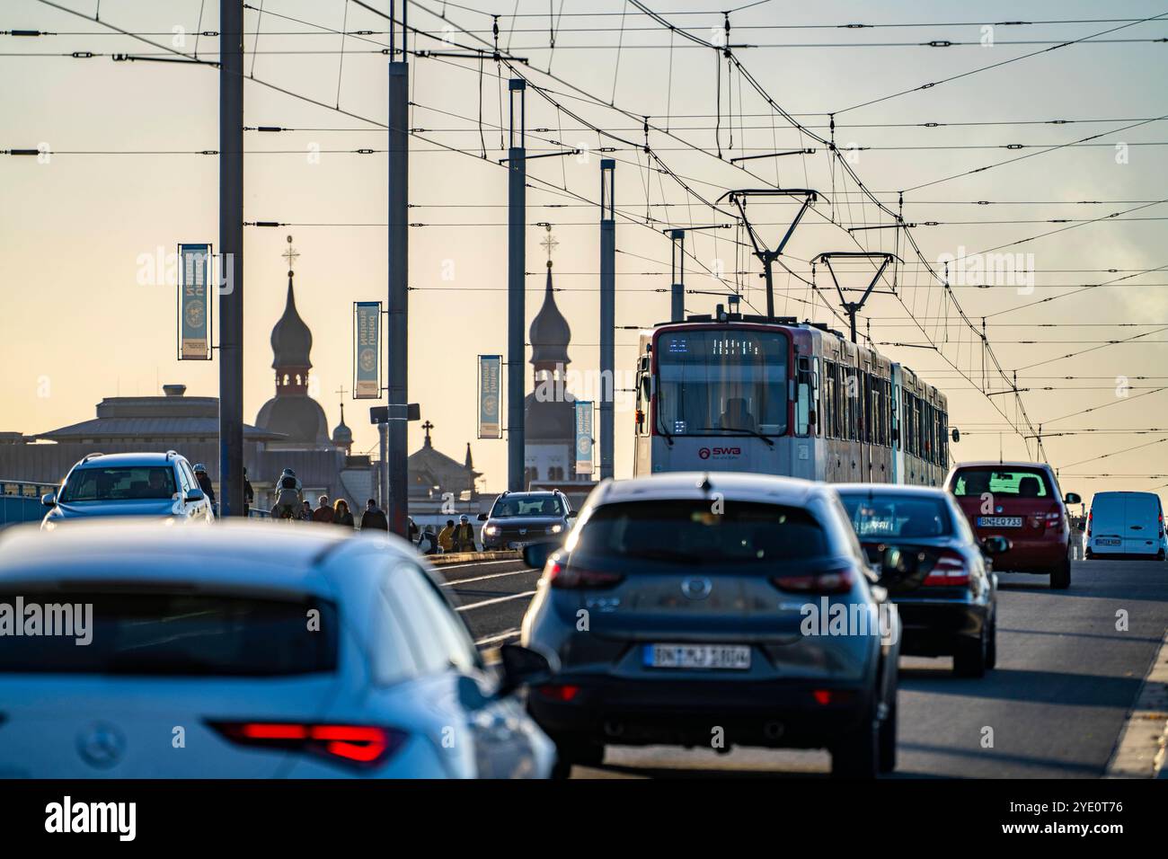 Verkehr auf der Kennedybrücke, mittlere der 3 Bonner Rheinbrücken, verbindet das Zentrum von Bonn und den Stadtteil Beuel, Bundesstraße B56, Stadtbahnlinien und Geh- und Radwege, Bonn NRW, Deutschland Kennedybrücke Bonn *** Verkehr auf der Kennedybrücke, Mitte der 3 Rheinbrücken in Bonn, verbindet das Zentrum von Bonn und den Stadtteil Beuel, Bundesstraße B56, Stadtbahnlinien und Fußwege und Radwege, Bonn NRW, Deutschland Kennedy Brücke Bonn NRW Stockfoto