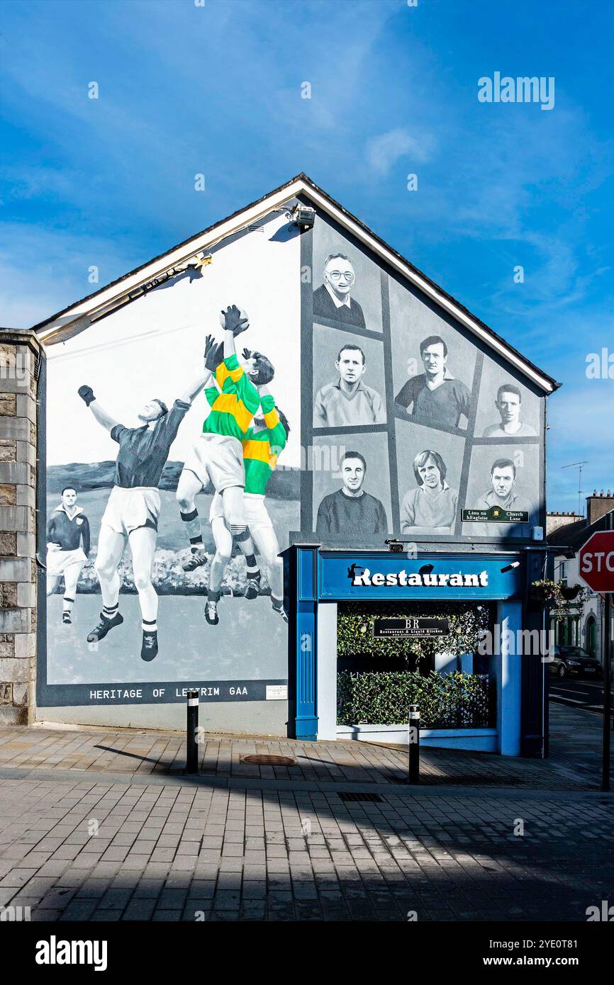 Ein Wandgemälde in Carrick auf Shannon, Leitrim, Irland, das einige der Fußballstars der Leitrim Gaelic Athletic Association erinnert. Stockfoto