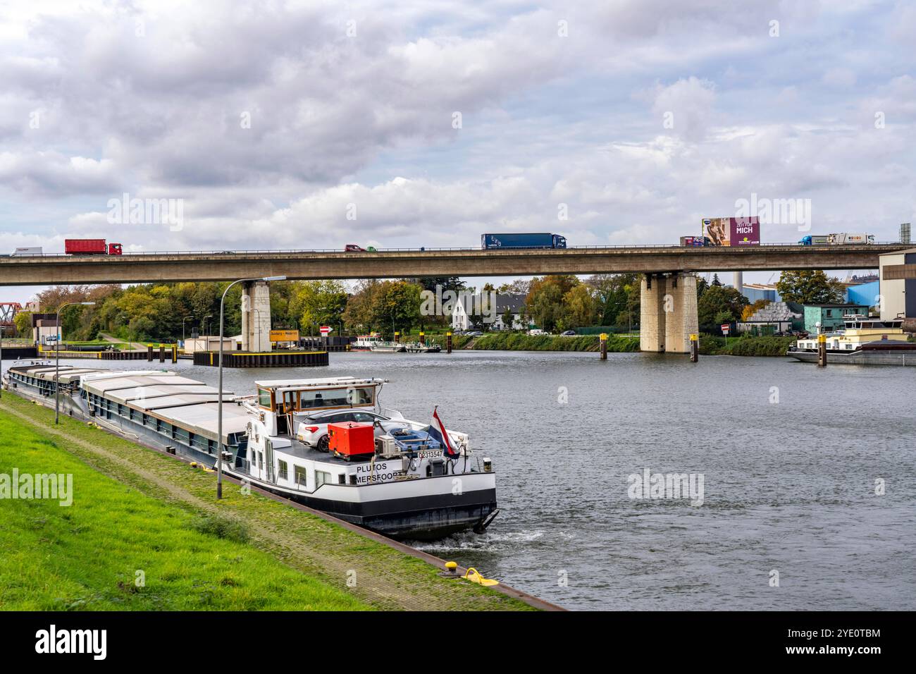 Die Berliner Brücke, Autobahn A59, über das Gelände des Duisburger Hafens, 1,8 km lang, hat eine Restnutzungsdauer bis 2029, auf Grund von diversen Schäden, wie Haarrisse in den Stahlträgern, die Brückenpfeiler wurden bereits vorläufig saniert, für Schwertransporte ist die Brücke, wichtige Nord-Süd-Achse im Ruhrbiet, gesperrt bereits, Rhein-Herne-Kanal, Duisburg, NRW, Deutschland, Berliner Brücke A59 *** die 1,8 km lange Berliner Brücke, Autobahn A59, über das Gebiet des Duisburger Hafens, hat aufgrund verschiedener Schäden, wie Haarrisse in den Stahlträgern, Th, eine Restlebensdauer bis 2029 Stockfoto