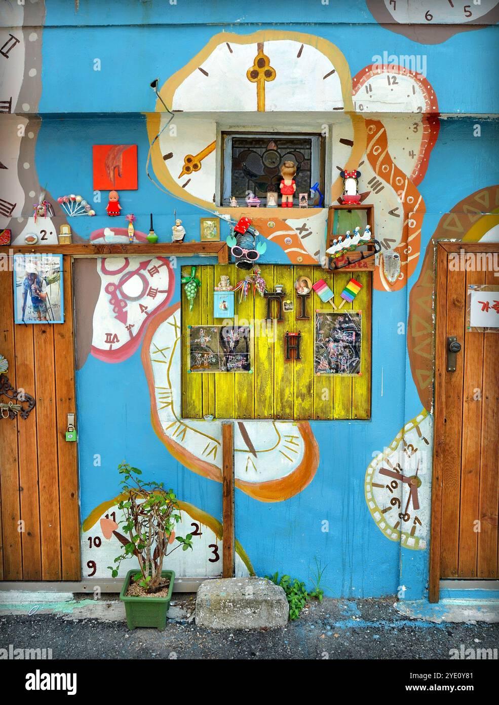 Das Grand Budapest Doll Hotel at Gamcheon Culture Village (Koreanisch 감천문화마을) ist eine Stadt in der südkoreanischen Stadt Gamcheon-dong im Saha District in Busan. Stockfoto