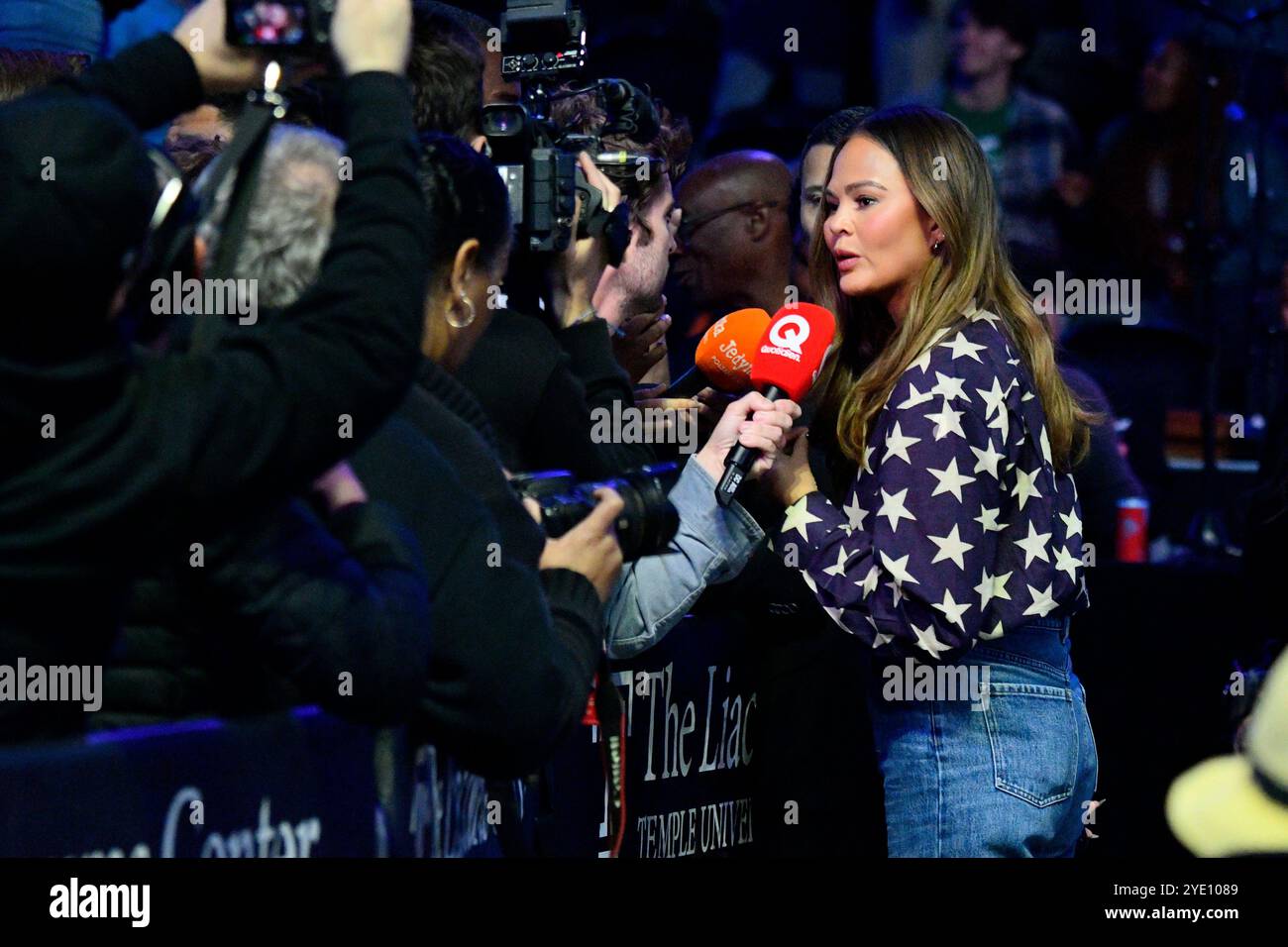 Philadelphia, Ungebundene Staaten. Oktober 2024. Chrissy Teigen wird als ehemaliger US-Präsident Barack Obama gesehen und die US-Künstler Bruce Springsteen und John Legend haben am 28. Oktober 2024 im Liacouras Center in Philadelphia, PA, USA für Harris-Walz gekämpft. Quelle: SIPA USA/Alamy Live News Stockfoto