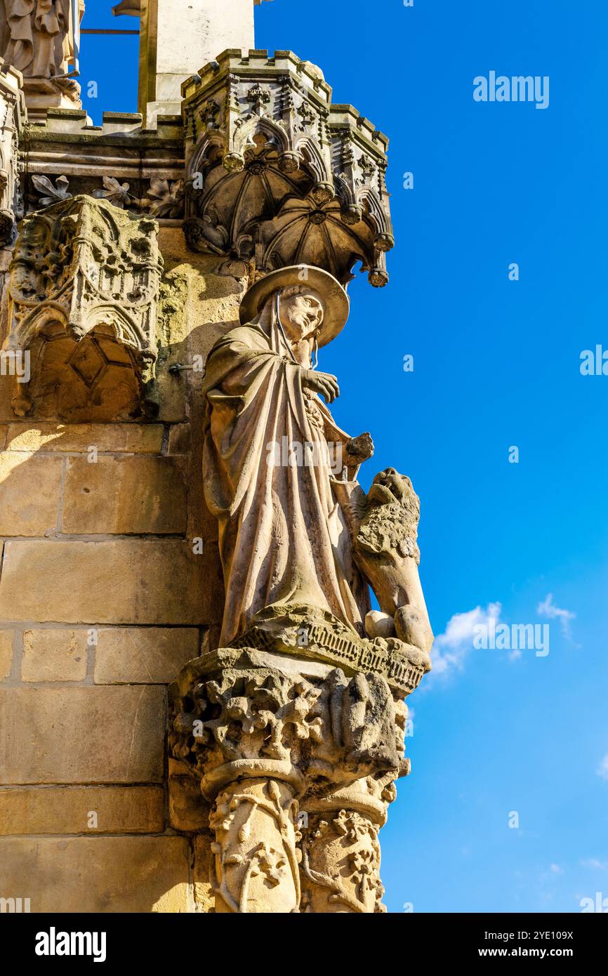 Statue mit Löwe an der Fassade des Breslauer Doms (Katedra św. Jana Chrzciciela) auf der Dominsel in Breslau, Polen Stockfoto
