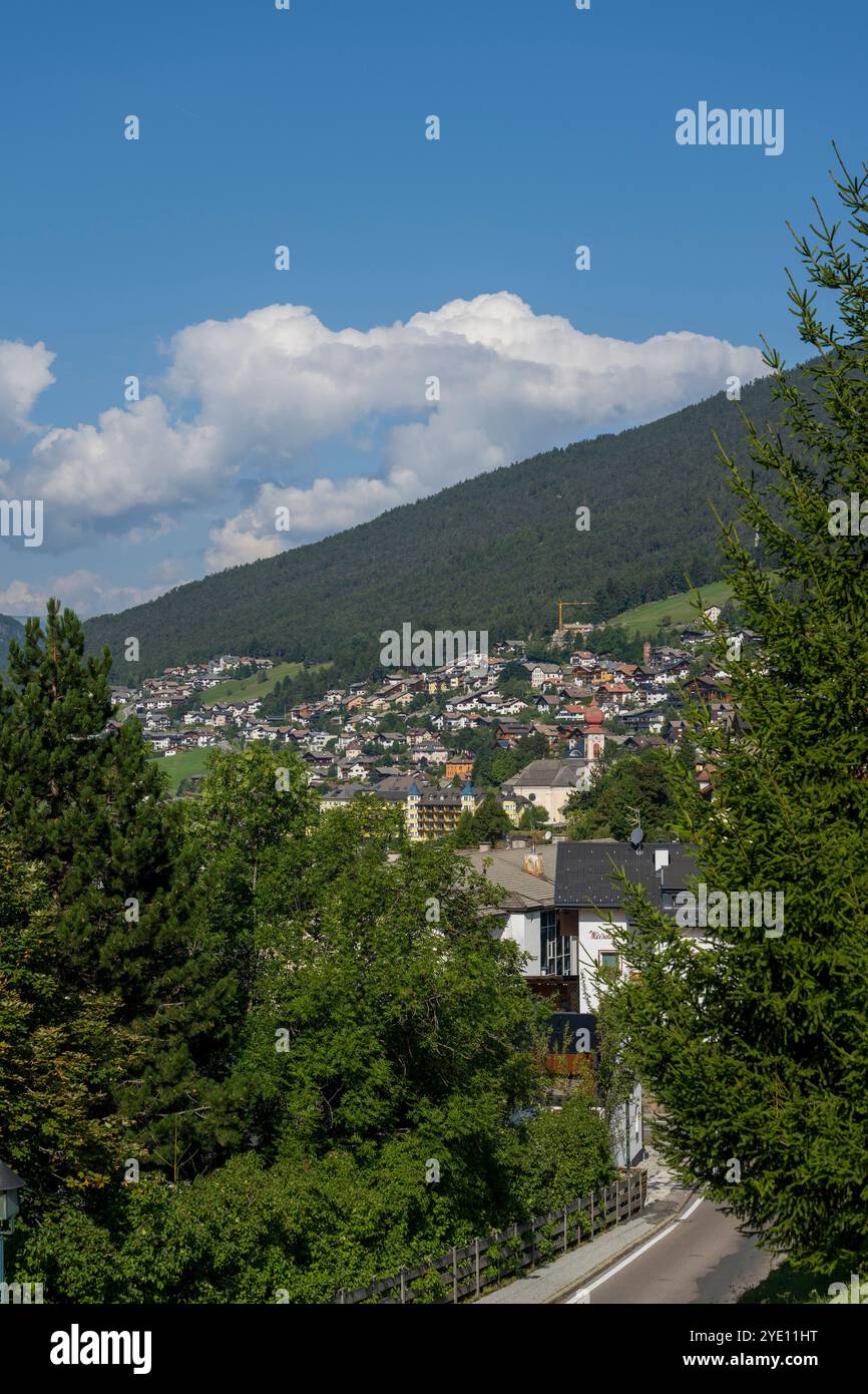 Blick auf St. Ulrich in Gröden, Dolomiten, Südtirol und Norditalien. Stockfoto