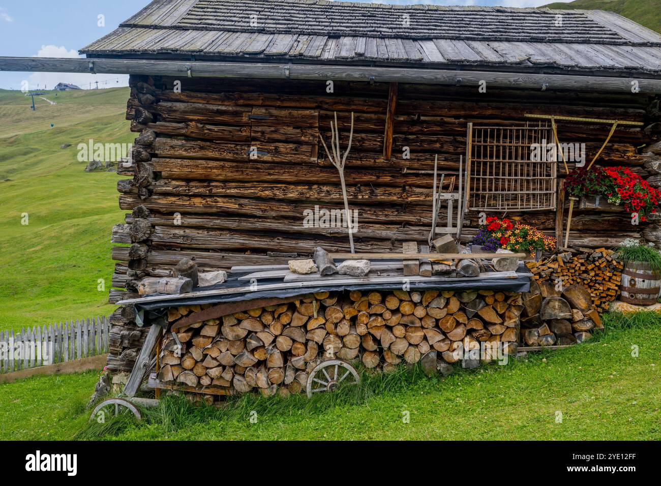 Eine wunderschön dekorierte Hütte auf einer Almwiese neben der Troierhütte auf der Seceda im Naturpark Puez Geisler, oberhalb von St. Ulrich im V. Stockfoto