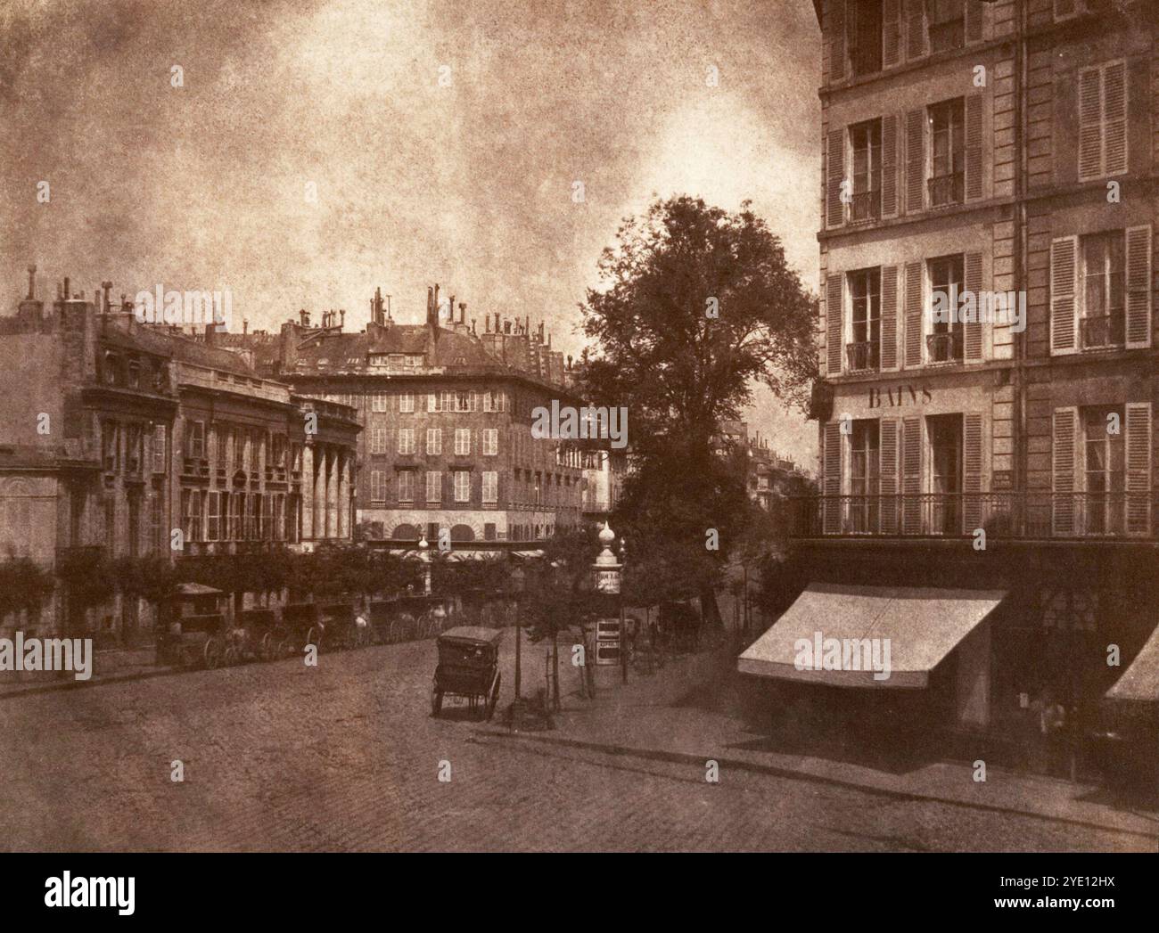 Das 1843 erschienene Foto The Boulevards of Paris von William Fox Talbot. Es war eines der 24 Fotos. In dem Buch The Pencil of Nature zu erscheinen, das als erstes Buch mit Fotos als Illustrationen erschien. Talbots wichtigste Erfindung war der Kalotyp, der das erste negative überhaupt war, in dem das latente Bild durch chemische Behandlung offengelegt wurde. Vom Kalotyp aus konnten unbegrenzte Kopien durch Kontaktdruck erstellt werden. Stockfoto