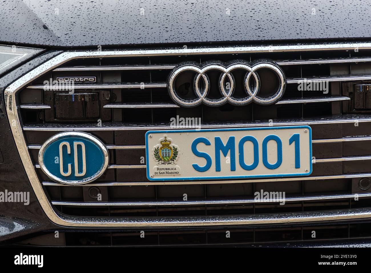 Das Kennzeichen SM 001 gehört zum Dienstwagen des ersten Capitano Reggente von San Marino. Das ovale "CD"-Kennzeichen neben dem Audi-Emblem identifiziert das Fahrzeug zusätzlich als zum diplomatischen Dienst gehörend. Piazza della Libertà, Stadt San Marino. Stockfoto