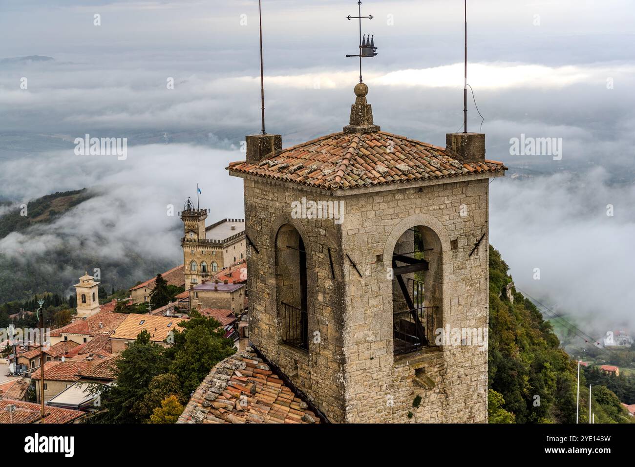 Die drei Türme von San Marino sind auch als die drei Federn bekannt, die durch die Form der Wetterfahnen veranschaulicht werden. Salita Alla Cesta, Passo delle Streghe, Stadt San Marino, San Marino Stockfoto