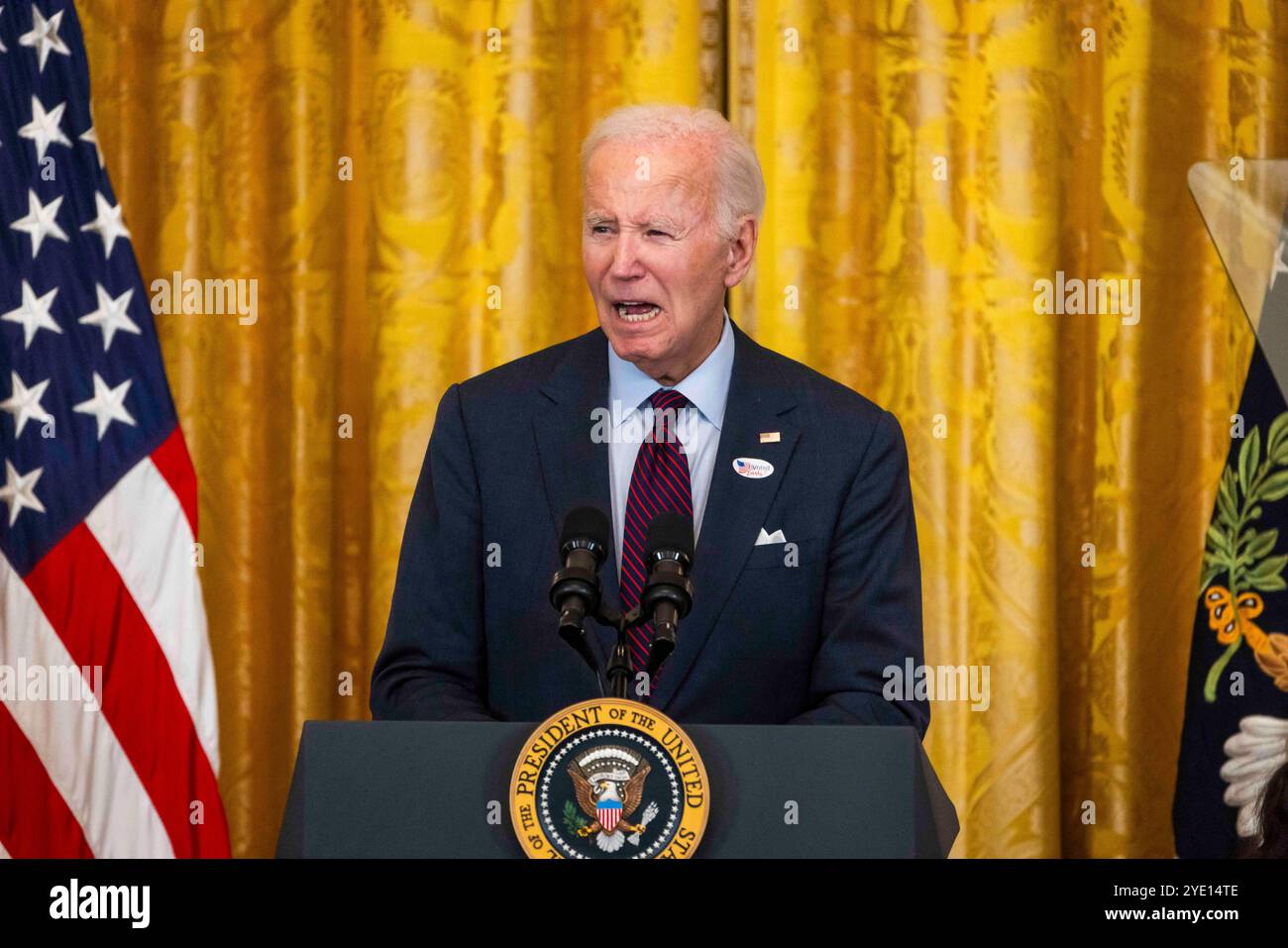 US-Präsident Joe Biden hält Bemerkungen bei einer Diwali-Feier im East Room des Weißen Hauses Washington, DC, USA. Oktober 2024. Die US-amerikanische Astronautin Sunita Williams wünschte der Menge in einer aufgezeichneten Nachricht von der Internationalen Raumstation einen glücklichen Diwali. Quelle: Abaca Press/Alamy Live News Stockfoto