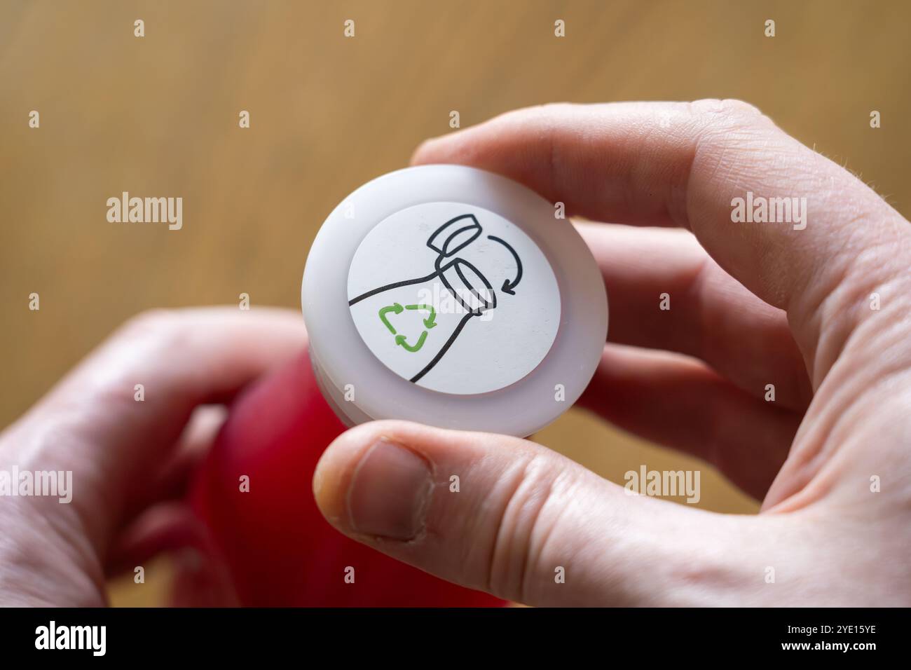 Frau trinkt ein alkoholfreies Getränk. Die EU-Richtlinie über Plastikflaschenverschlüsse zielt auf die nicht nachhaltige Verwendung und Entsorgung von Kunststoffprodukten ab. England Stockfoto