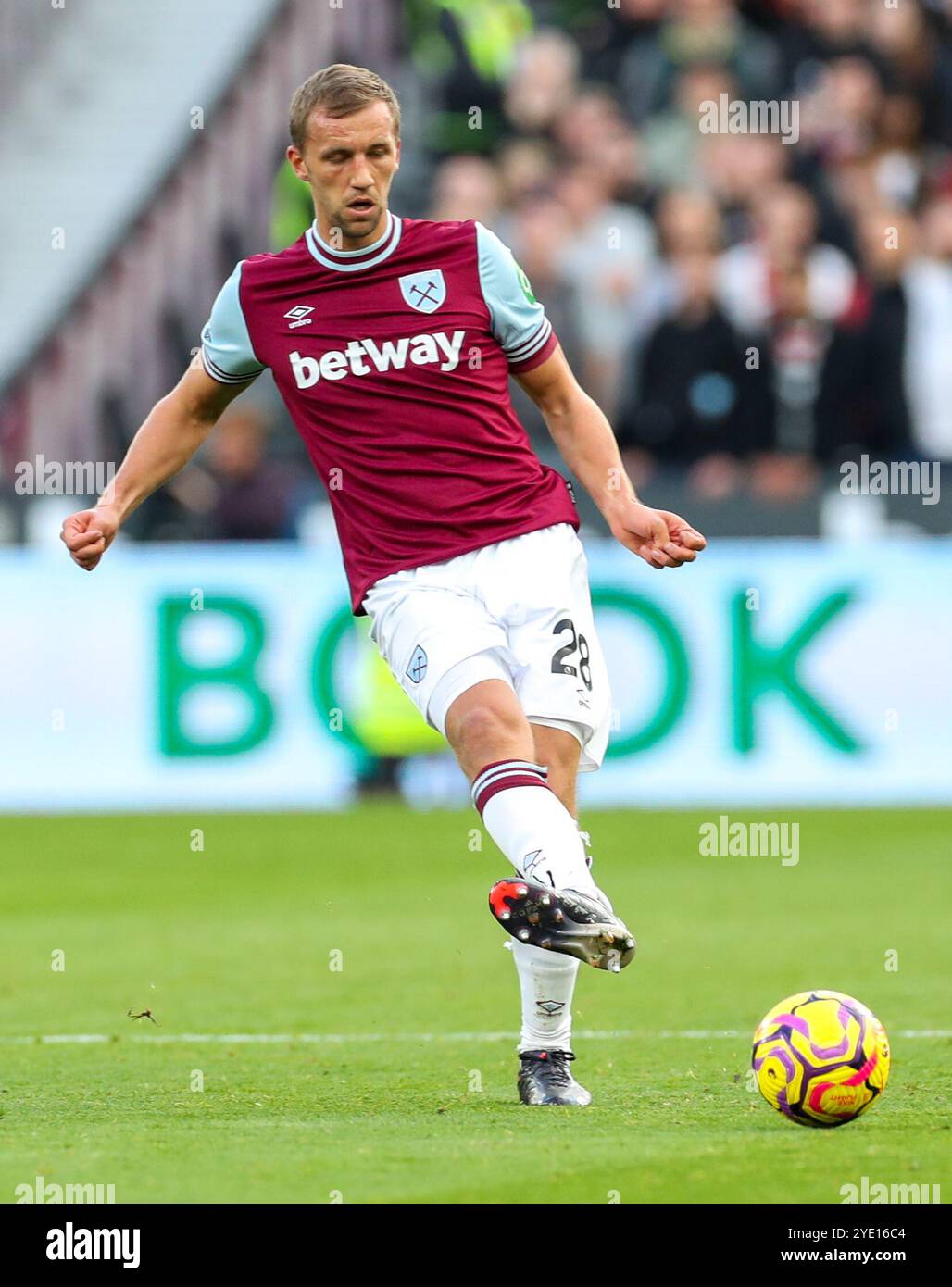 West Ham United Mittelfeldspieler Tomas Soucek (28) während des Spiels West Ham United FC gegen Manchester United FC English Premier League im London Stadium, London, England, Vereinigtes Königreich am 27. Oktober 2024 Credit: Every Second Media/Alamy Live News Stockfoto