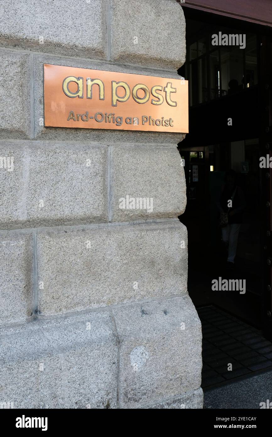 Ein Postschild im General Post Office, dem ehemaligen Hauptsitz des irischen Post Office; Hauptpostamt in Dublin, Irland an der O’Connell Street. Stockfoto