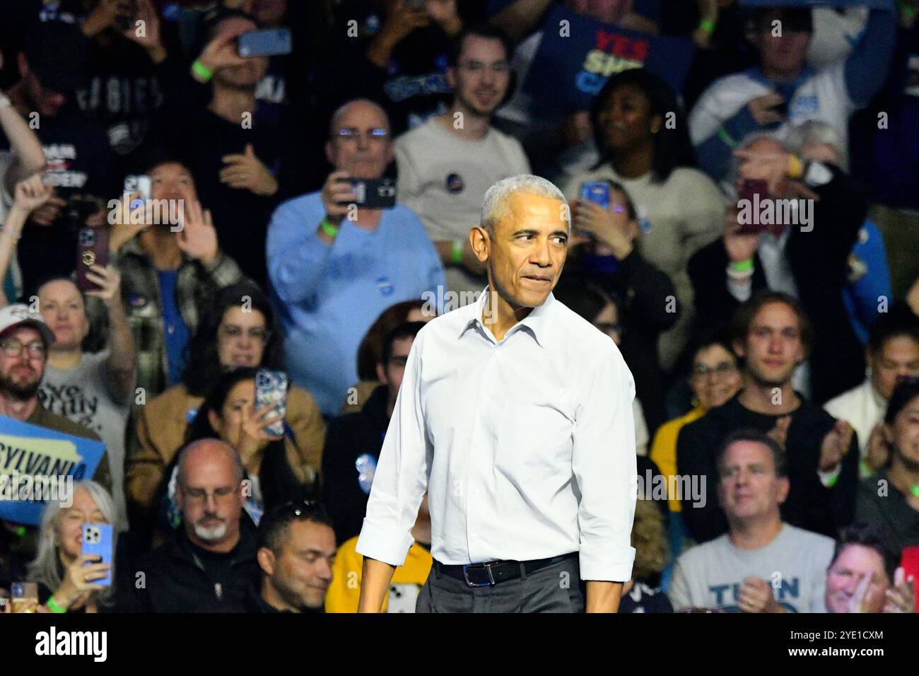 Philadelphia, Ungebundene Staaten. Oktober 2024. Der ehemalige US-Präsident Barack Obama und die US-Künstler Bruce Springsteen und John Legend haben am 28. Oktober 2024 im Liacouras Center in Philadelphia, PA, USA für Harris-Walz gekämpft. (Foto: Bastiaan Slabbers/SIPA USA) Credit: SIPA US/Alamy Live News Stockfoto