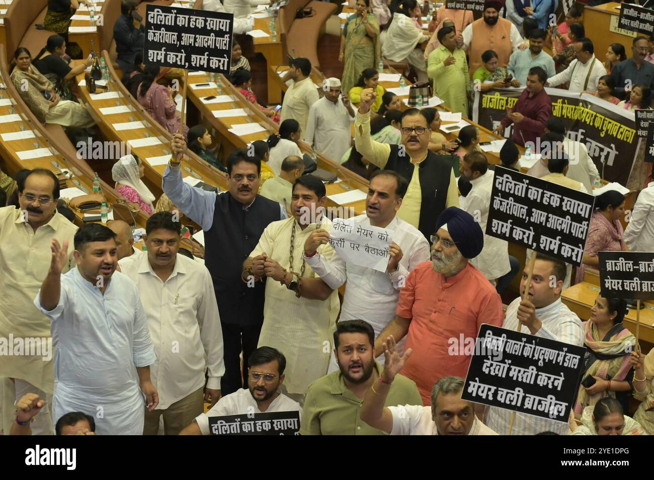 NEW DELHI, INDIEN - 28. OKTOBER: BJP MCD Councillors erheben Slogans, um gegen die verzögerte Wahl des nächsten Bürgermeisters zu protestieren und Dalit Mayor auf dem Posten des Delhi Mayors während des MCD House Meetings im Civic Centre, Jawahar Lal Nehru Marg am 28. Oktober 2024 in Neu-Delhi, Indien, zu fordern. Ein Dalit-Kandidat hätte im April zum MCD-Bürgermeister ernannt werden sollen, nachdem Oberois Amtszeit am März 31 endete, aber die Wahlen zum Bürgermeister und stellvertretenden Bürgermeister wurden verschoben, weil der Vorsitzende nicht ernannt wurde. (Foto: Sonu Mehta/Hindustan Times/SIPA USA) Stockfoto