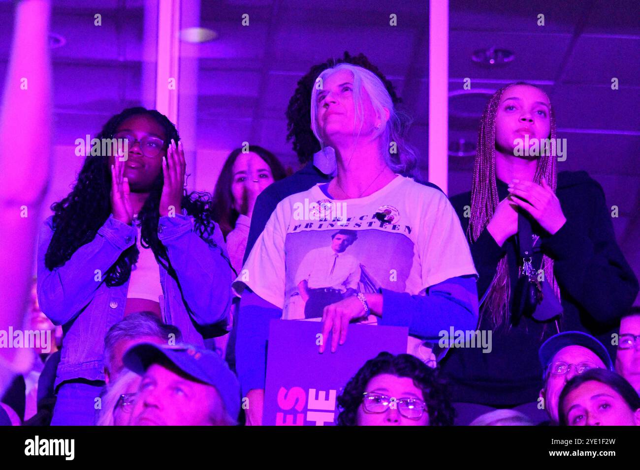 Philadelphia, Ungebundene Staaten. Oktober 2024. Der ehemalige US-Präsident Barack Obama und die US-Künstler Bruce Springsteen und John Legend haben am 28. Oktober 2024 im Liacouras Center in Philadelphia, PA, USA für Harris-Walz gesorgt. (Foto: Bastiaan Slabbers/SIPA USA) Credit: SIPA USA/Alamy Live News Stockfoto
