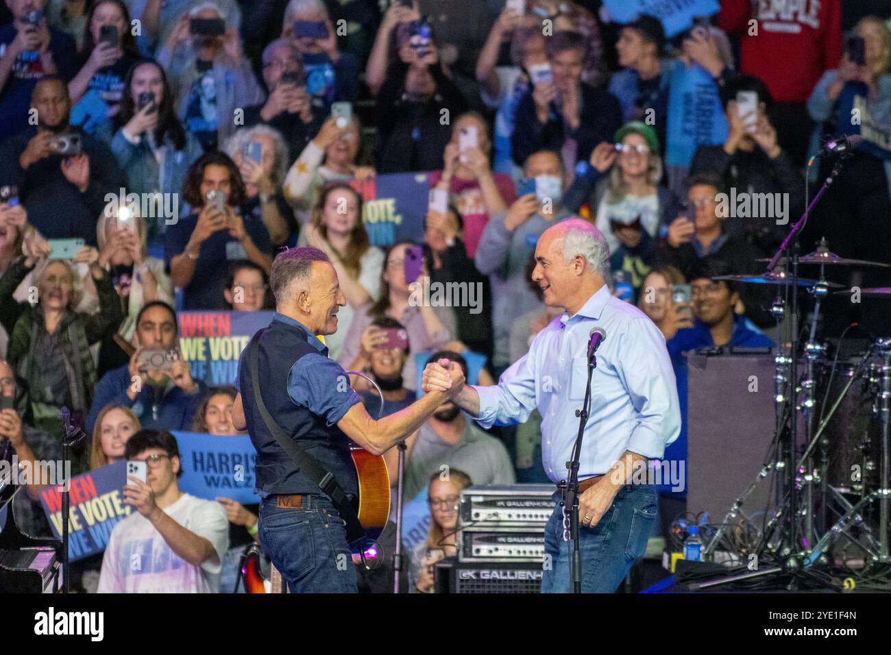 Philadelphia, Usa. Oktober 2024. Senator Bob Casey spricht bei einer Kundgebung in Philadelphia vor der Menge und spricht seine Unterstützung für Vizepräsidentin Kamala Harris aus und betont die Bedeutung der Wahlbeteiligung an den bevorstehenden Wahlen in Philadelphia, Pennsylvania, am Montag, den 28. Oktober 2024. Foto: David Muse/UPI. Quelle: UPI/Alamy Live News Stockfoto