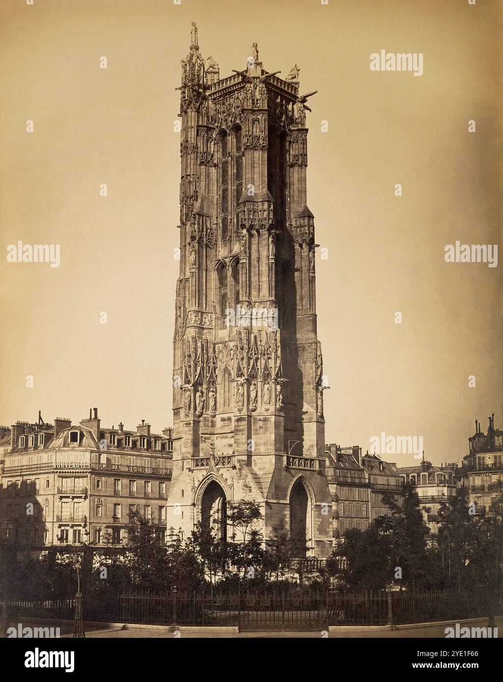 The Tour St. Jacques in Paris (1857) ein Foto des französischen Fotografen Jean-Baptiste Gustave Le Gray. Le Gray gilt als einer der Pioniere der Fotografie und einer der wichtigsten Fotografen der 1800er Jahre Er ist bekannt für seine technischen Innovationen, einschließlich der Entwicklung des gewachsten Papiernegativ (das mehr Details enthielt als das von Fox Talbot entwickelte Verfahren) und seiner Kombinationsdrucke, bei denen er ein negativ für den Himmel und ein anderes für das Land/Meer verwendete. Stockfoto