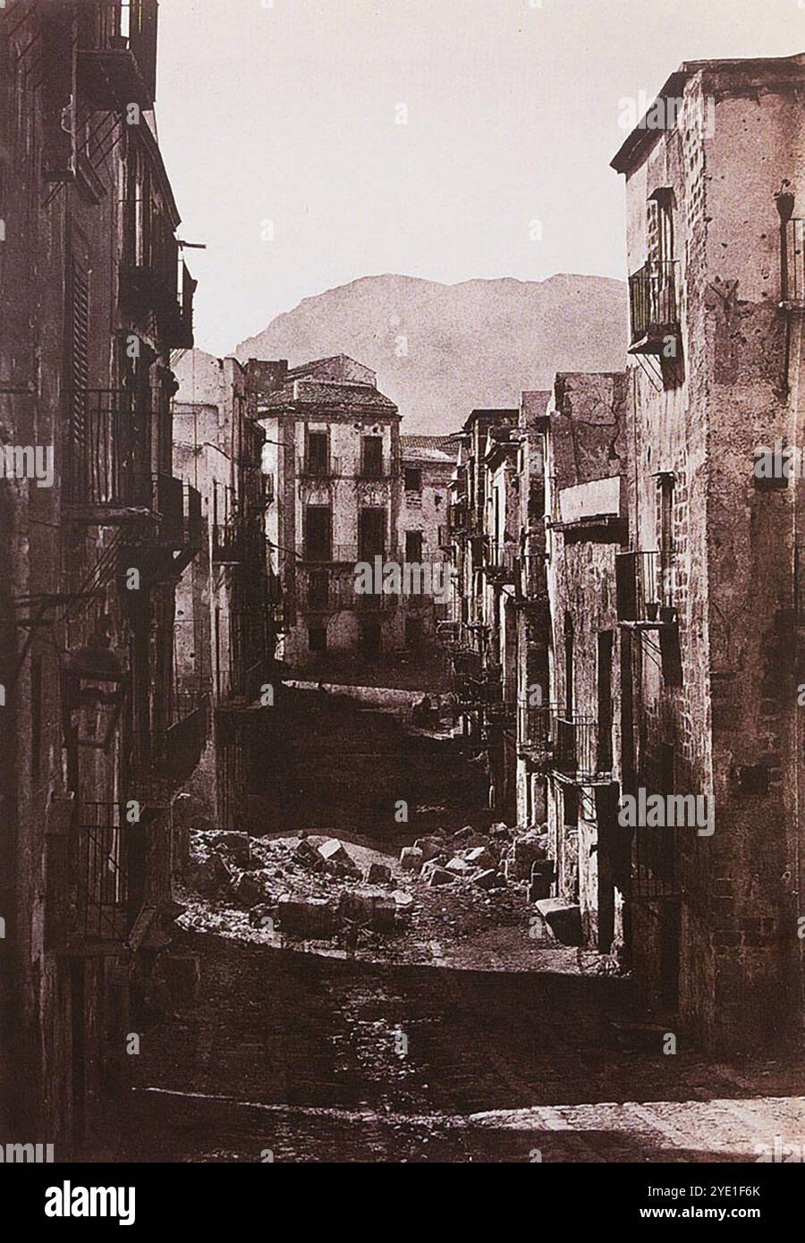 Palermo (1860) ein Foto des französischen Fotografen Jean-Baptiste Gustave Le Gray. Le Gray gilt als einer der Pioniere der Fotografie und einer der wichtigsten Fotografen der 1800er Jahre Er ist bekannt für seine technischen Innovationen, einschließlich der Entwicklung des gewachsten Papiernegativ (das mehr Details enthielt als das von Fox Talbot entwickelte Verfahren) und seiner Kombinationsdrucke, bei denen er ein negativ für den Himmel und ein anderes für das Land/Meer verwendete. Der Schaden ist durch die Bombardierung während der Belagerung von Palermo verursacht worden Stockfoto
