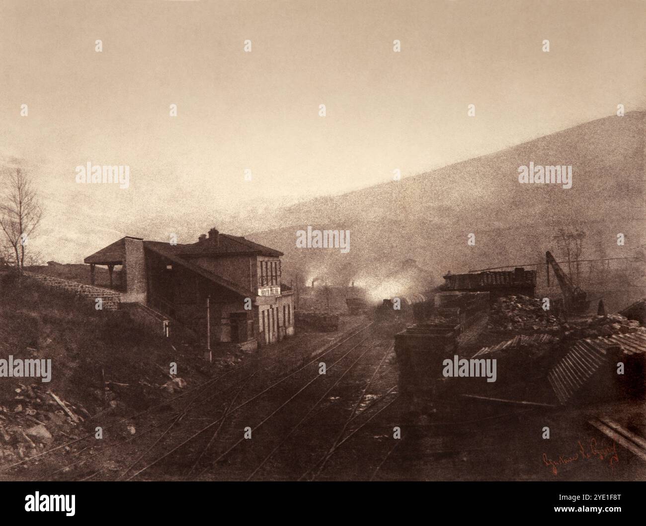 Bahnhof mit Zug und Kohledepot (1856), Foto des französischen Fotografen Jean-Baptiste Gustave Le Gray. Le Gray gilt als einer der Pioniere der Fotografie und einer der wichtigsten Fotografen der 1800er Jahre Er ist bekannt für seine technischen Innovationen, einschließlich der Entwicklung des gewachsten Papiernegativ (das mehr Details enthielt als das von Fox Talbot entwickelte Verfahren) und seiner Kombinationsdrucke, bei denen er ein negativ für den Himmel und ein anderes für das Land/Meer verwendete. Stockfoto