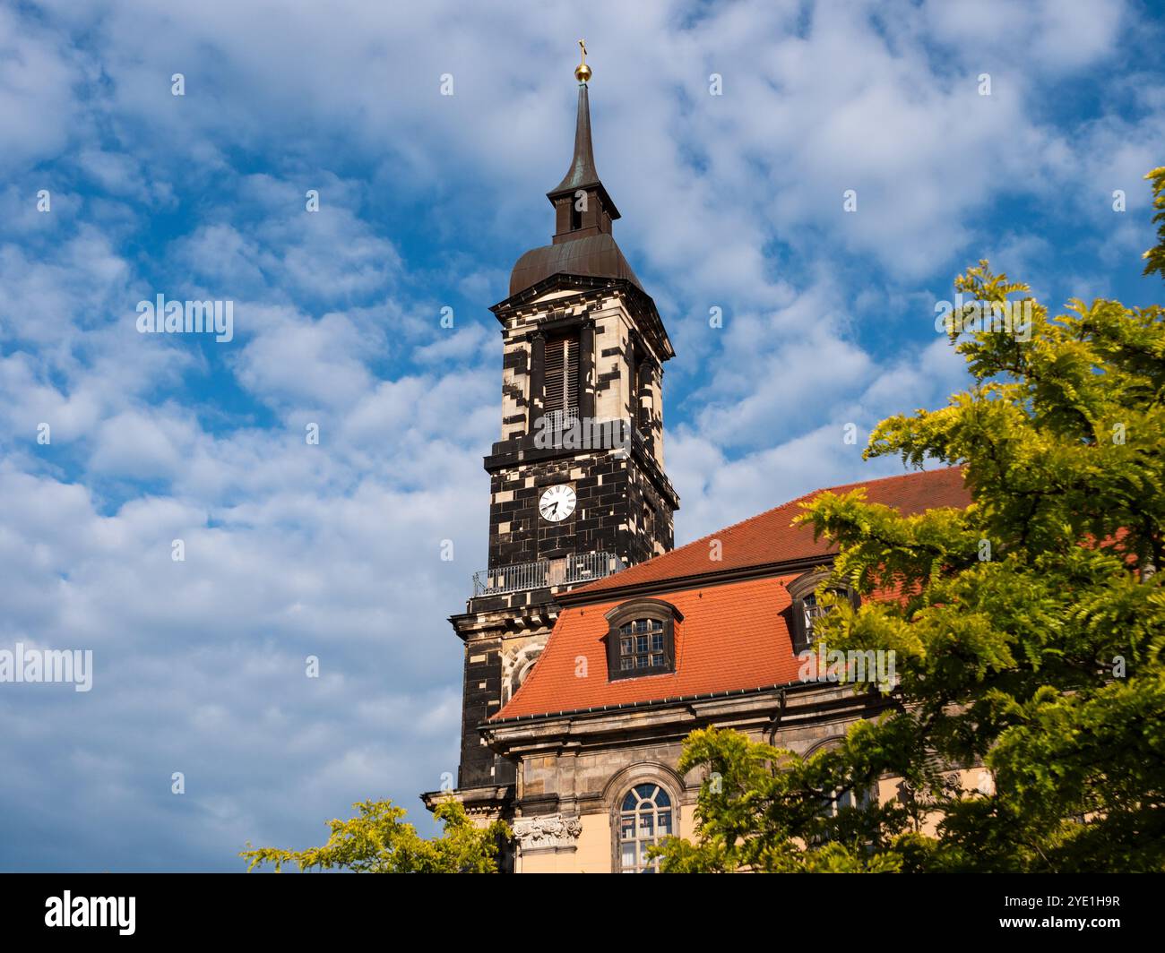 Das Gebäude der Annenkirche (Annen-Kirche) in Dresden. Turm des Gotteshauses aus alten und neuen Sandsteinziegeln. Rekonstruierte Struktur. Stockfoto