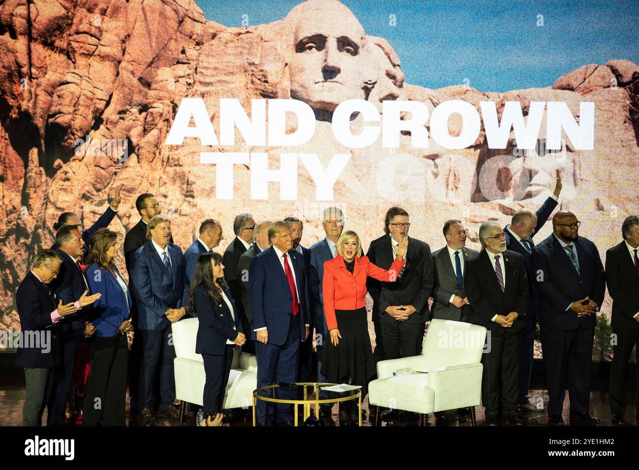 Der ehemalige US-Präsident Donald J Trump, der 2024 für die Republikanische Partei nominierte Präsident der USA, wird von seiner Pastorin Paula Michelle White-Cain und verschiedenen Geistlichen auf der Bühne begleitet, während er am Montag, den 28. Oktober 2024, auf dem National Faith Advisory Summit bei der Anbetung mit Wundern Church in Marietta, Georgia, spricht. Kredit: Andi Rice/CNP Stockfoto