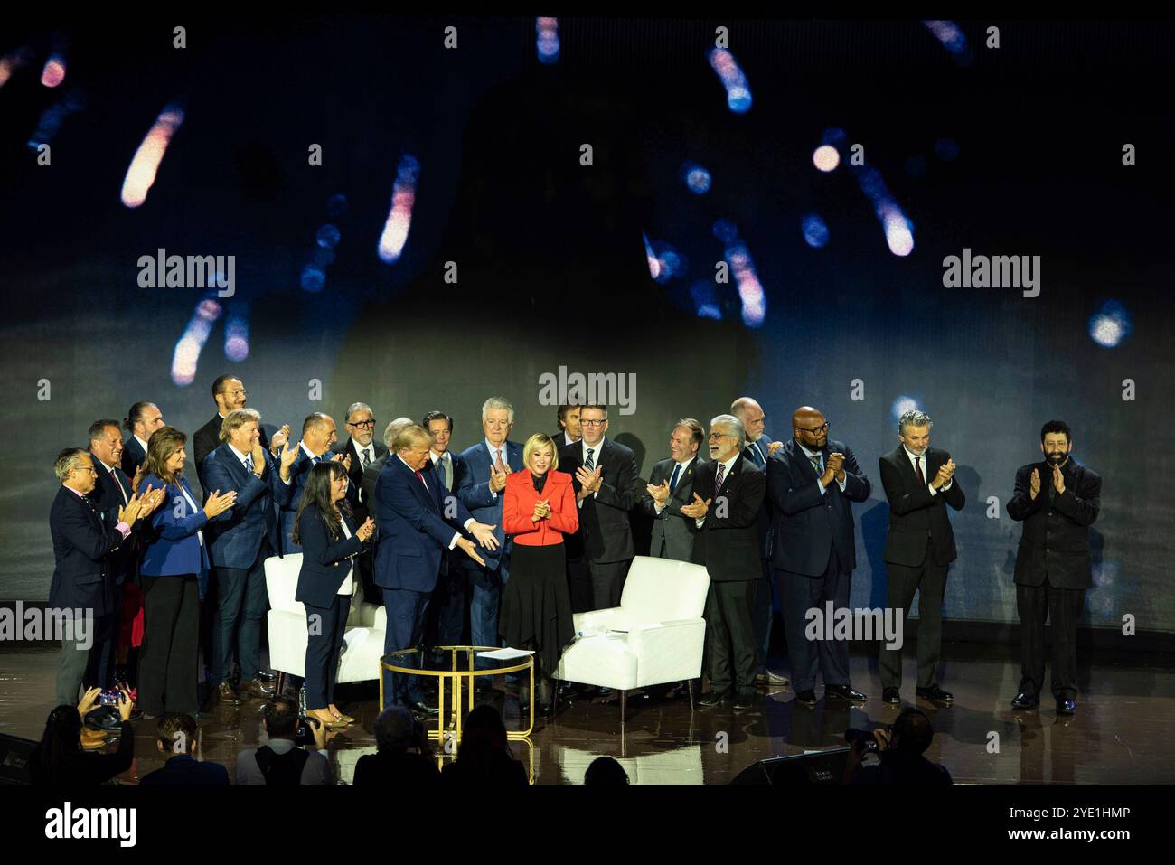 Der ehemalige US-Präsident Donald J Trump, der 2024 für die Republikanische Partei nominierte Präsident der USA, wird von seiner Pastorin Paula Michelle White-Cain und verschiedenen Geistlichen auf der Bühne begleitet, während er am Montag, den 28. Oktober 2024, auf dem National Faith Advisory Summit bei der Anbetung mit Wundern Church in Marietta, Georgia, spricht. Kredit: Andi Rice/CNP Stockfoto