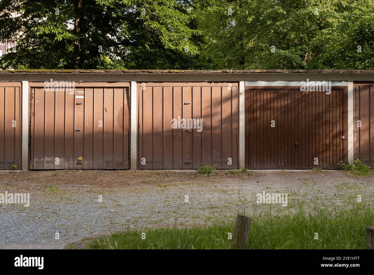 DDR-Garageneinheiten in einer Reihe in der DDR. Außenseite der Vorderseite des Gebäudes mit geschlossenen Türen. Diese kleinen Räume können gemietet werden. Stockfoto