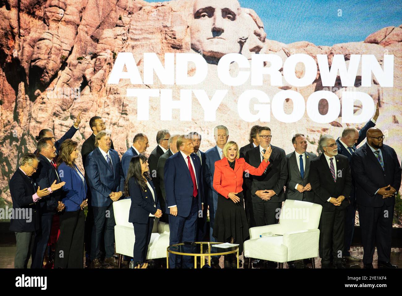 Der ehemalige US-Präsident Donald J Trump, der 2024 für die Republikanische Partei nominierte Präsident der USA, wird von seiner Pastorin Paula Michelle White-Cain und verschiedenen Geistlichen auf der Bühne begleitet, während er am Montag, den 28. Oktober 2024, auf dem National Faith Advisory Summit bei der Anbetung mit Wundern Church in Marietta, Georgia, spricht. Kredit: Andi Reis/CNP/MediaPunch Stockfoto