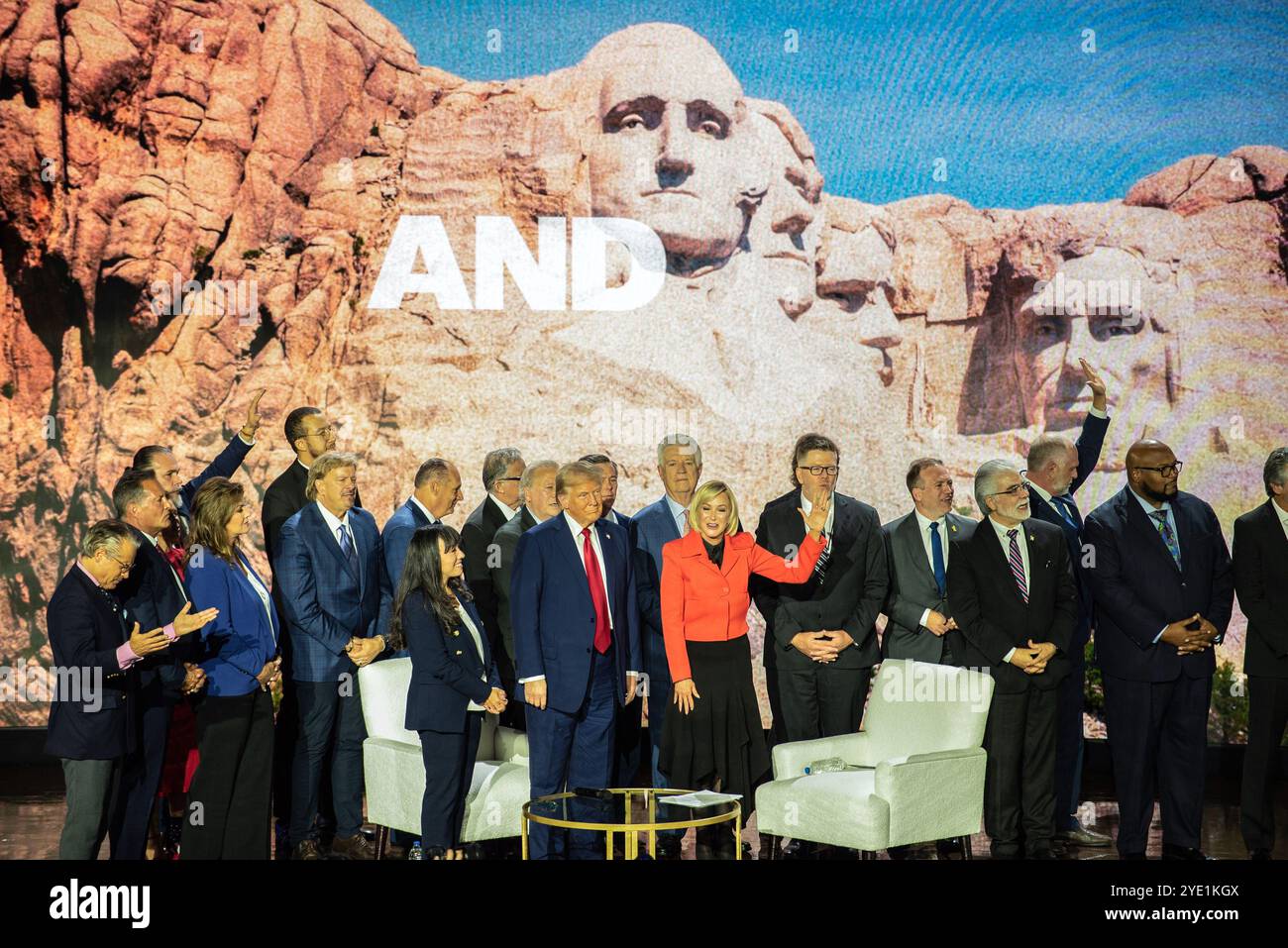 Der ehemalige US-Präsident Donald J Trump, der 2024 für die Republikanische Partei nominierte Präsident der USA, wird von seiner Pastorin Paula Michelle White-Cain und verschiedenen Geistlichen auf der Bühne begleitet, während er am Montag, den 28. Oktober 2024, auf dem National Faith Advisory Summit bei der Anbetung mit Wundern Church in Marietta, Georgia, spricht. Kredit: Andi Reis/CNP/MediaPunch Stockfoto