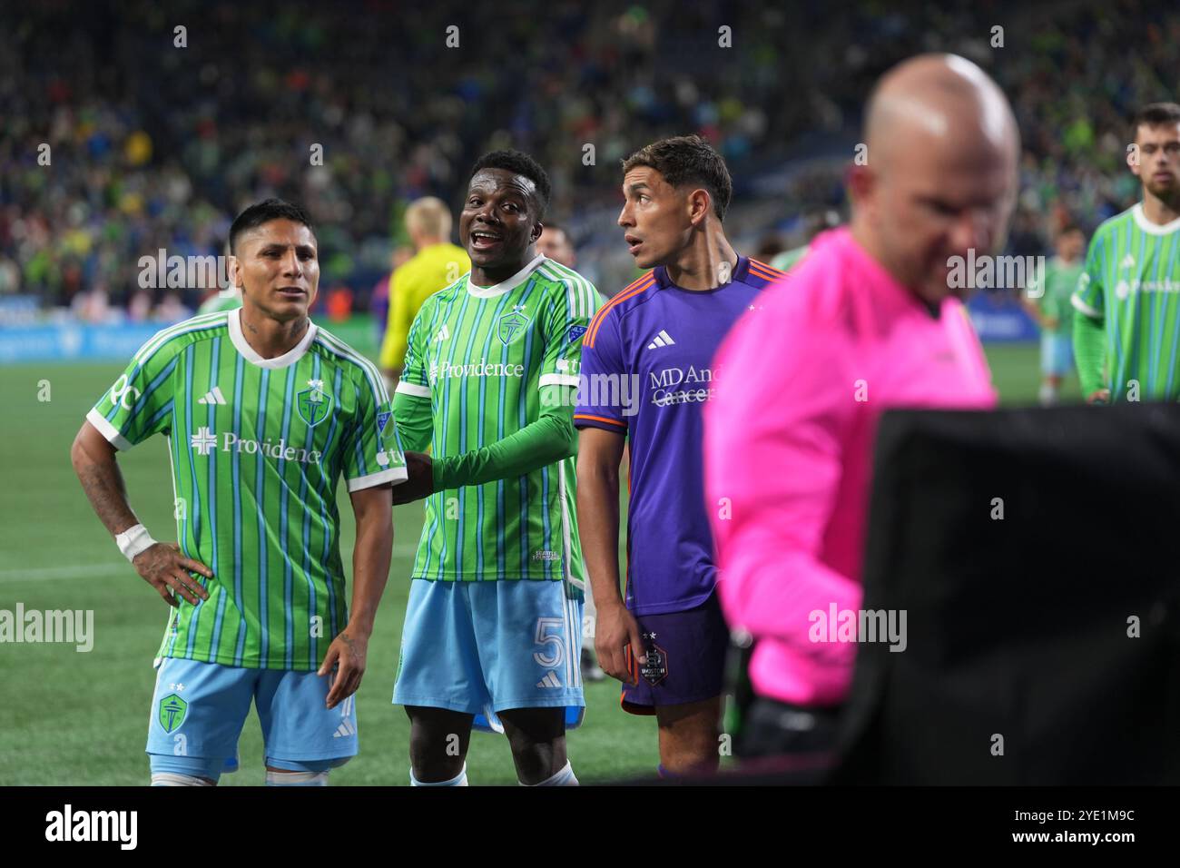 Seattle, Usa. Oktober 2024. Seattle Sounders FC Stürmer Raúl Ruidíaz (9), Verteidiger Nouhou Tolo (5) und Houston Dynamo FC Stürmer Ezequiel Ponce (10) sehen, wie Schiedsrichter Ted Unkel die Aufnahmen des VAR während der zweiten Hälfte eines Spiels im MLS Cup Playoffs am 28. Oktober 2024 im Lumen Field in Seattle, Washington, rezensiert. (Foto Nate Koppelman/SIPA USA) Credit: SIPA USA/Alamy Live News Stockfoto