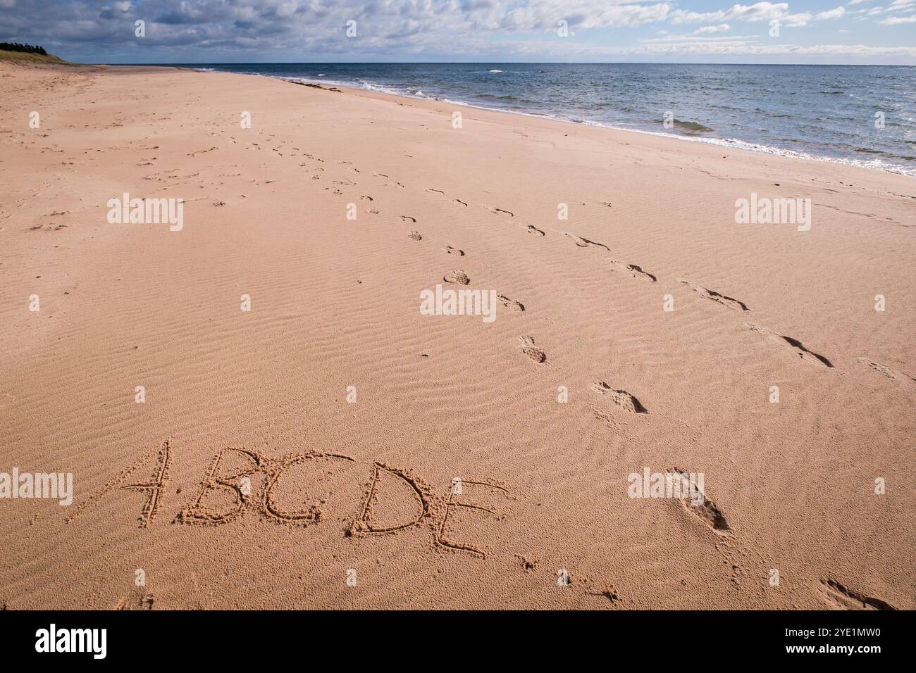 Lernen Sie die ABCs am Strand von Basin Head, Prince Edward Island, Kanada. Stockfoto