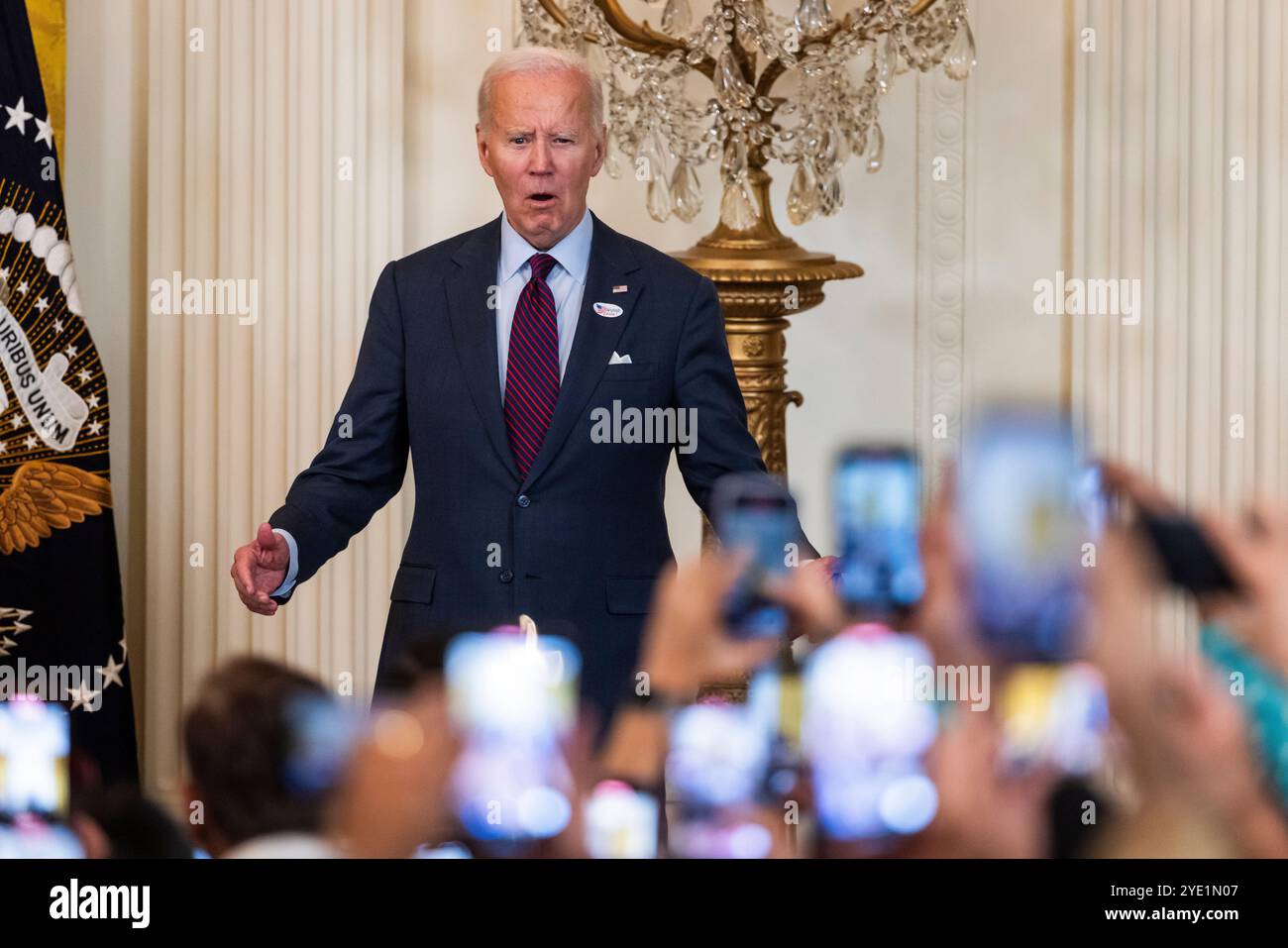 US-Präsident Joe Biden hält Bemerkungen bei einer Diwali-Feier im East Room des Weißen Hauses Washington, DC, USA, 28. Oktober 2024. Die US-amerikanische Astronautin Sunita Williams wünschte der Menge in einer aufgezeichneten Nachricht von der Internationalen Raumstation einen glücklichen Diwali. Kredit: Jim LoScalzo/Pool über CNP Stockfoto