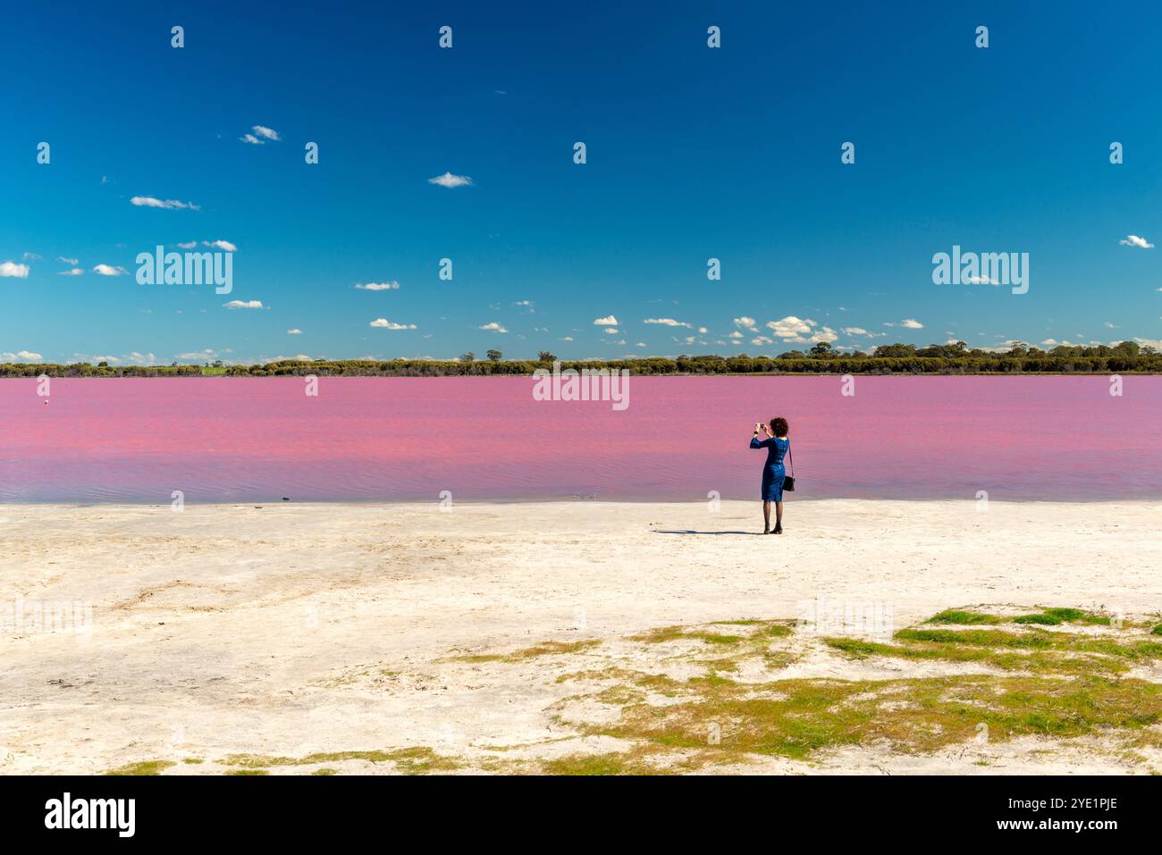 DIMBOOLA, VICTORIA, AUSTRALIEN – 4. SEPTEMBER 2018: Eine unbekannte Frau fotografiert Pink Lake, eine Touristenattraktion in der Nähe der Stadt D. Stockfoto