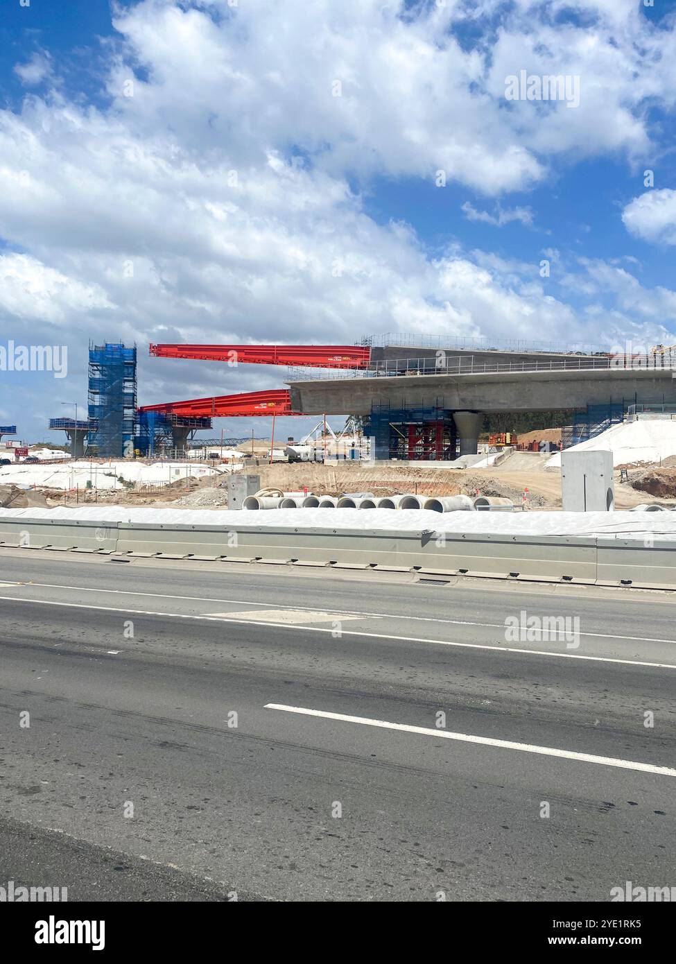 Sydney, Australien, Bauarbeiten für den Bau der neuen Autobahn M12 in Western Sydney mit Straßenviaduktbau, 2024 Stockfoto