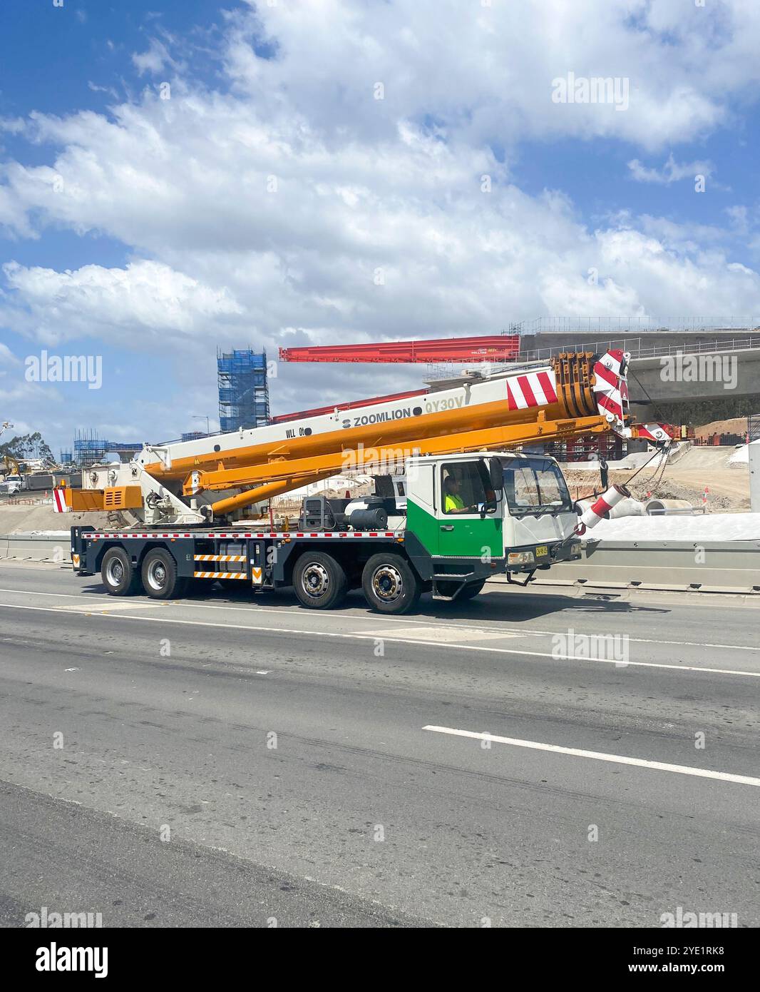 Mobilkran fährt am Bau der neuen Autobahn M12 in Western Sydney, New South Wales, Australien vorbei Stockfoto