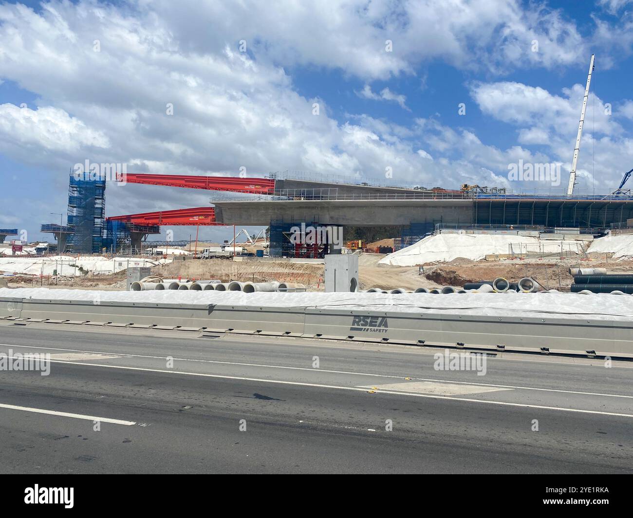 Sydney, Australien, Bauarbeiten für den Bau der neuen Autobahn M12 in Western Sydney mit Straßenviaduktbau, 2024 Stockfoto