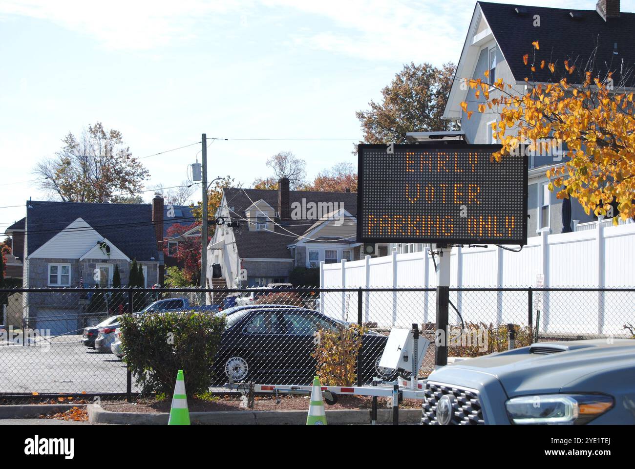 Wood-Ridge, New Jersey, USA - 28. Oktober 2024: Parkplatz für frühe Wähler nur in der Nähe eines Wahlortes im Bergen County, New Jersey. Stockfoto