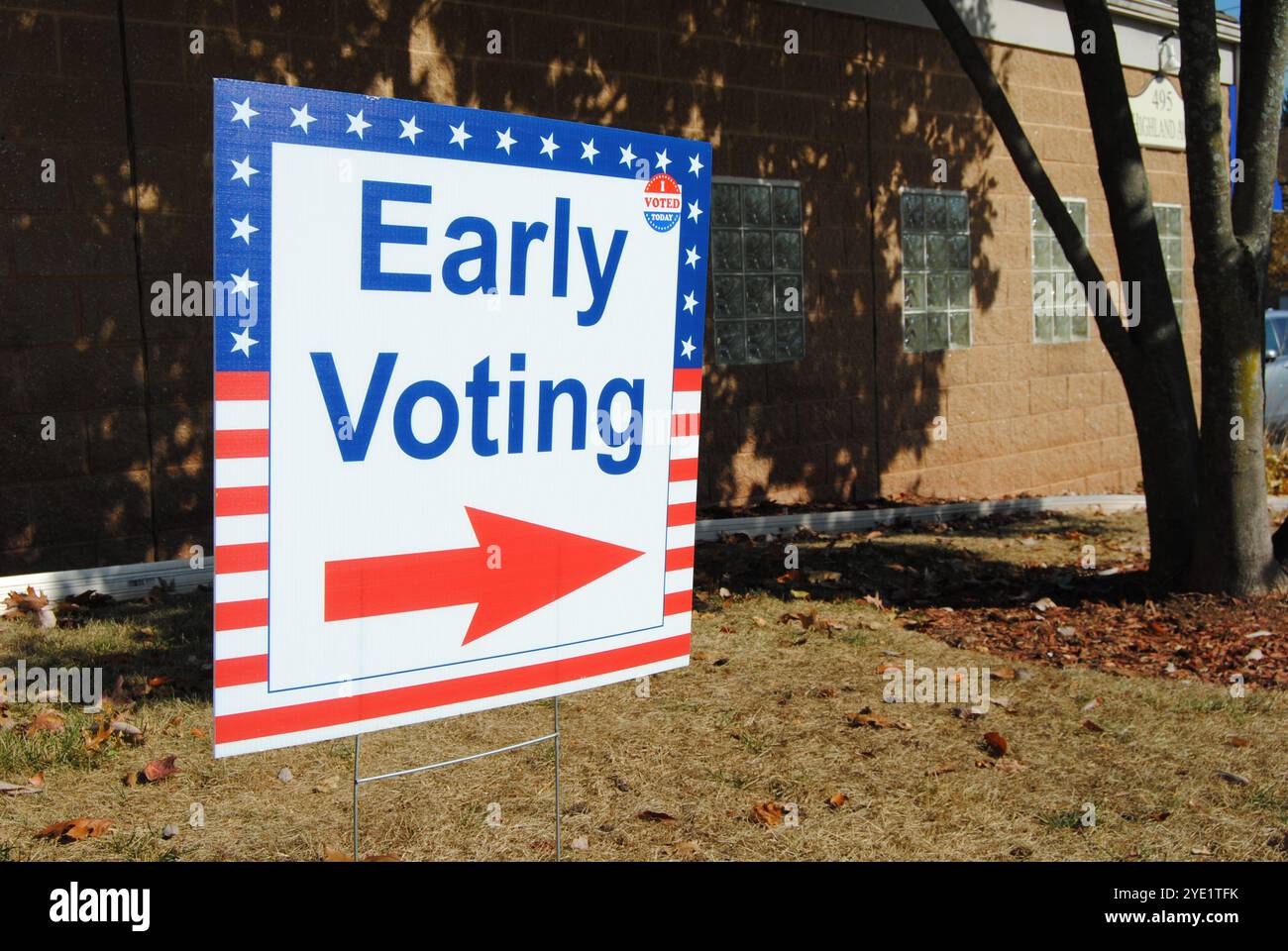 Wood-Ridge, New Jersey, USA - 28. Oktober 2024: Schild, das die Wähler vor den Parlamentswahlen auf einen Wahlort im Bergen County, NJ, zeigt. Stockfoto