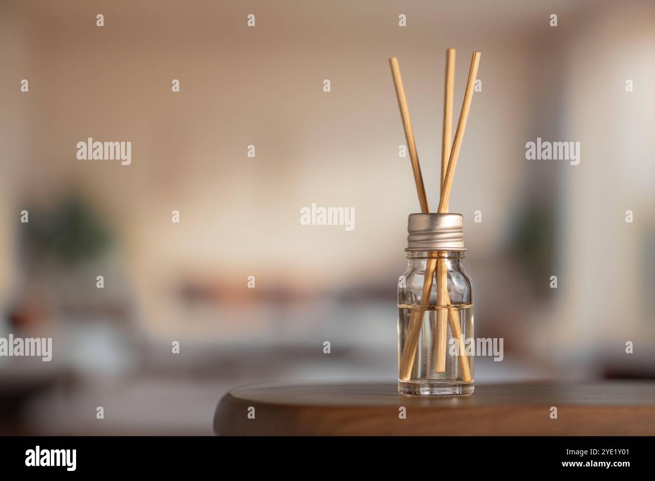 Aromatic Air Erfrischer Nahaufnahme. Aroma in der Glasflasche auf dem Tisch im Zimmer, Wohnkomfort-Konzept, hohe Auflösung. Stockfoto
