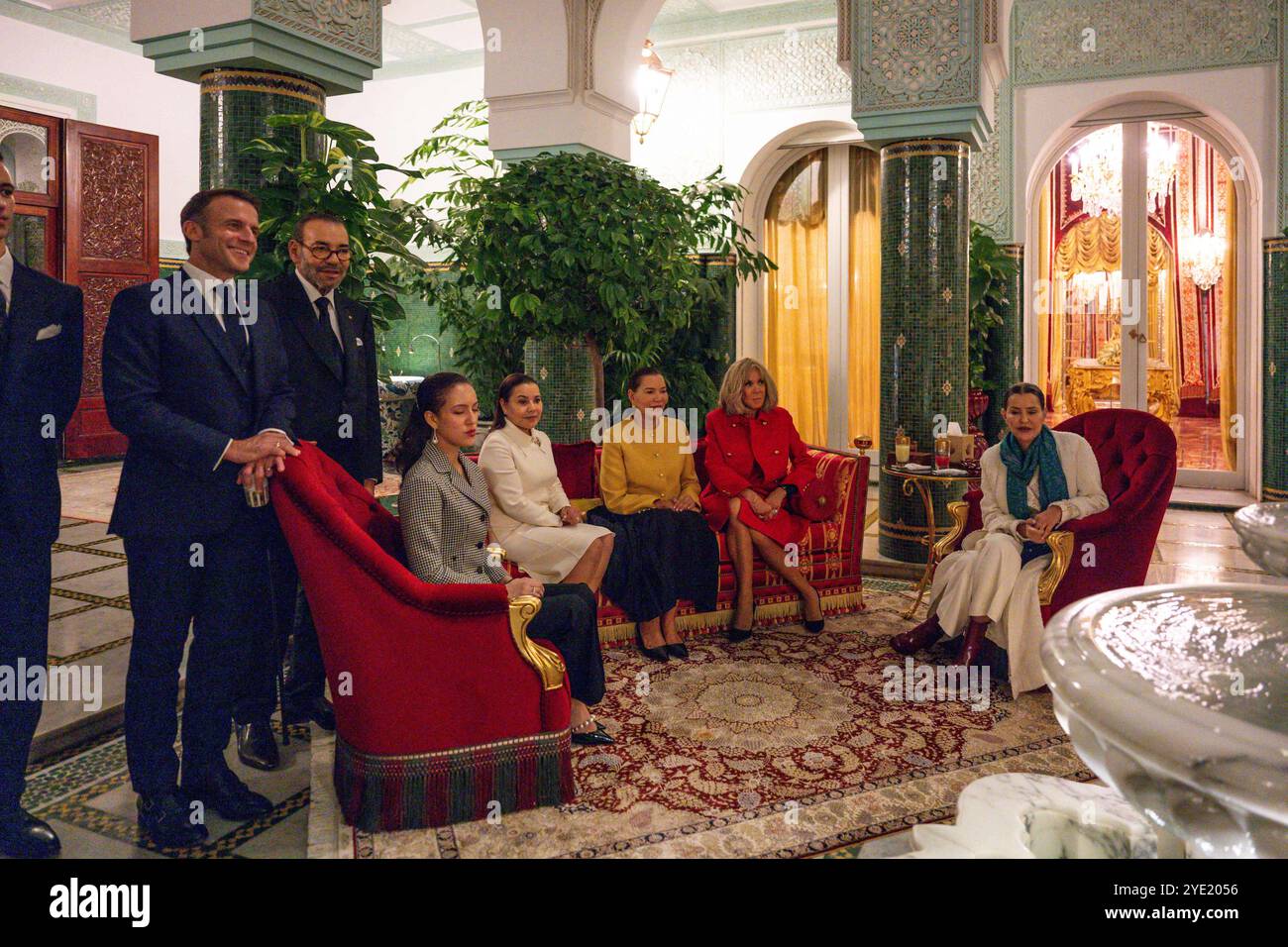 Rabat, Marokko. Oktober 2024. L-R : Moulay Rachid, Moulay Hassan oder Al Hassan, Emmanuel Macron, König Mohammed VI, Lalla Khadija, Lalla Asma, Laila Hasna, Brigitte Macron, Laila Meryem, verbringen Sie am 28. Oktober 2024 einen ruhigen Moment in der Privatresidenz des Königs, außerhalb von Rabat, Marokko, am ersten Tag des Staatsbesuchs des französischen Präsidenten im Königreich. Foto: Ammar Abd Rabbo/ABACAPRESS. COM Credit: Abaca Press/Alamy Live News Stockfoto