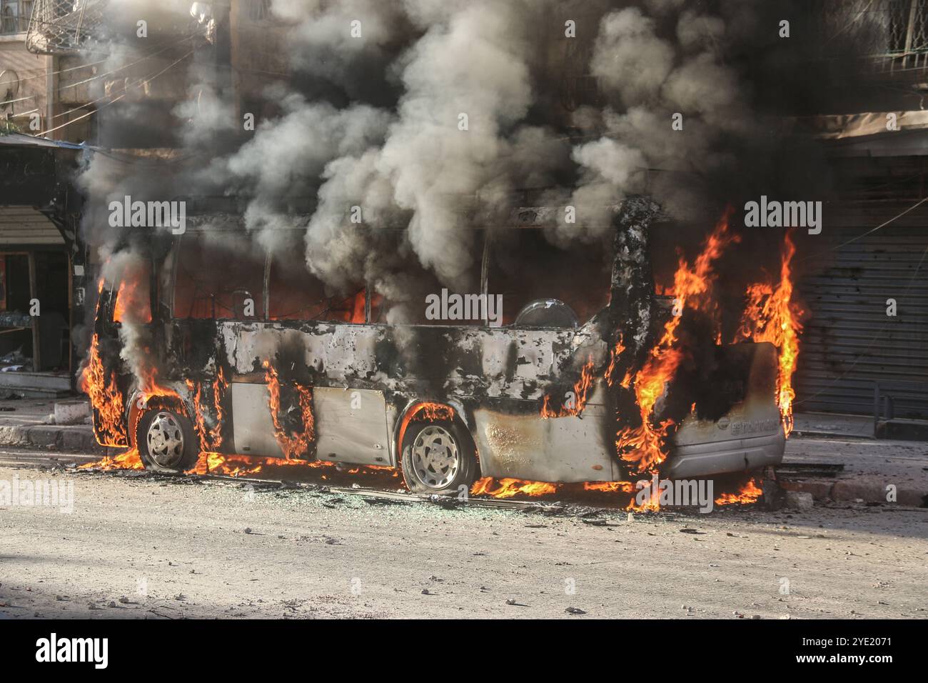 Syrische Jets haben die belagerte Stadt Aleppo mit Streubomben angegriffen, was mehrere Tote und Verletzte sowie viele Verbrennungen verursachte. Stockfoto