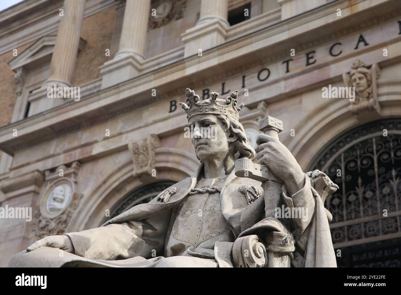 Alfonso X. von Kastilien der Weisen (1221-1284). König von Kastilien, León und Galicien. Statue von J. Alcoverro. Nationalbibliothek. Madrid. Spanien. Stockfoto