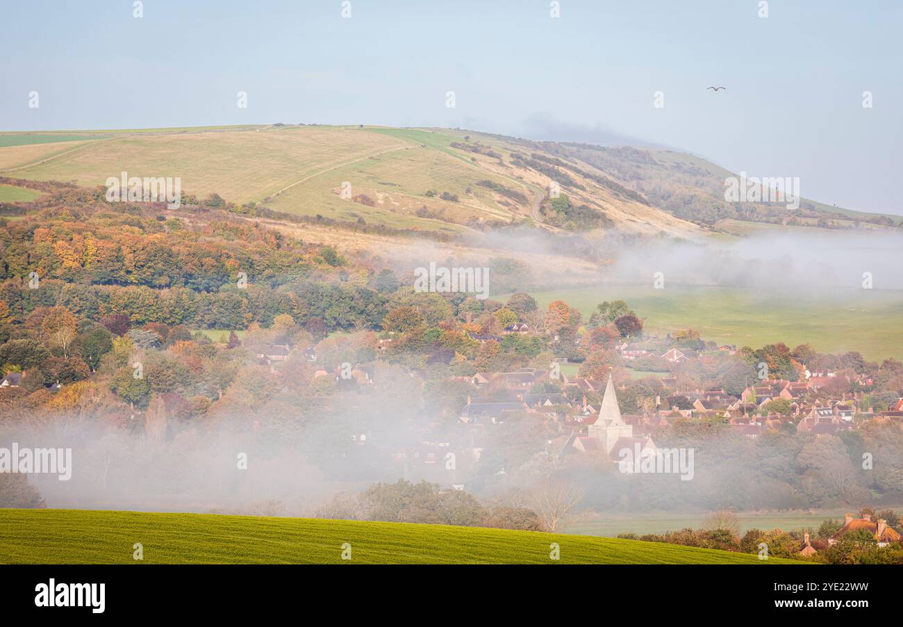 Herbstliche nebelige Morgensonnenaufgänge in der Nähe von Alfriston Village, eingebettet im cuckmere Valley in den südlichen Downs East Sussex Südosten Englands Großbritannien Stockfoto