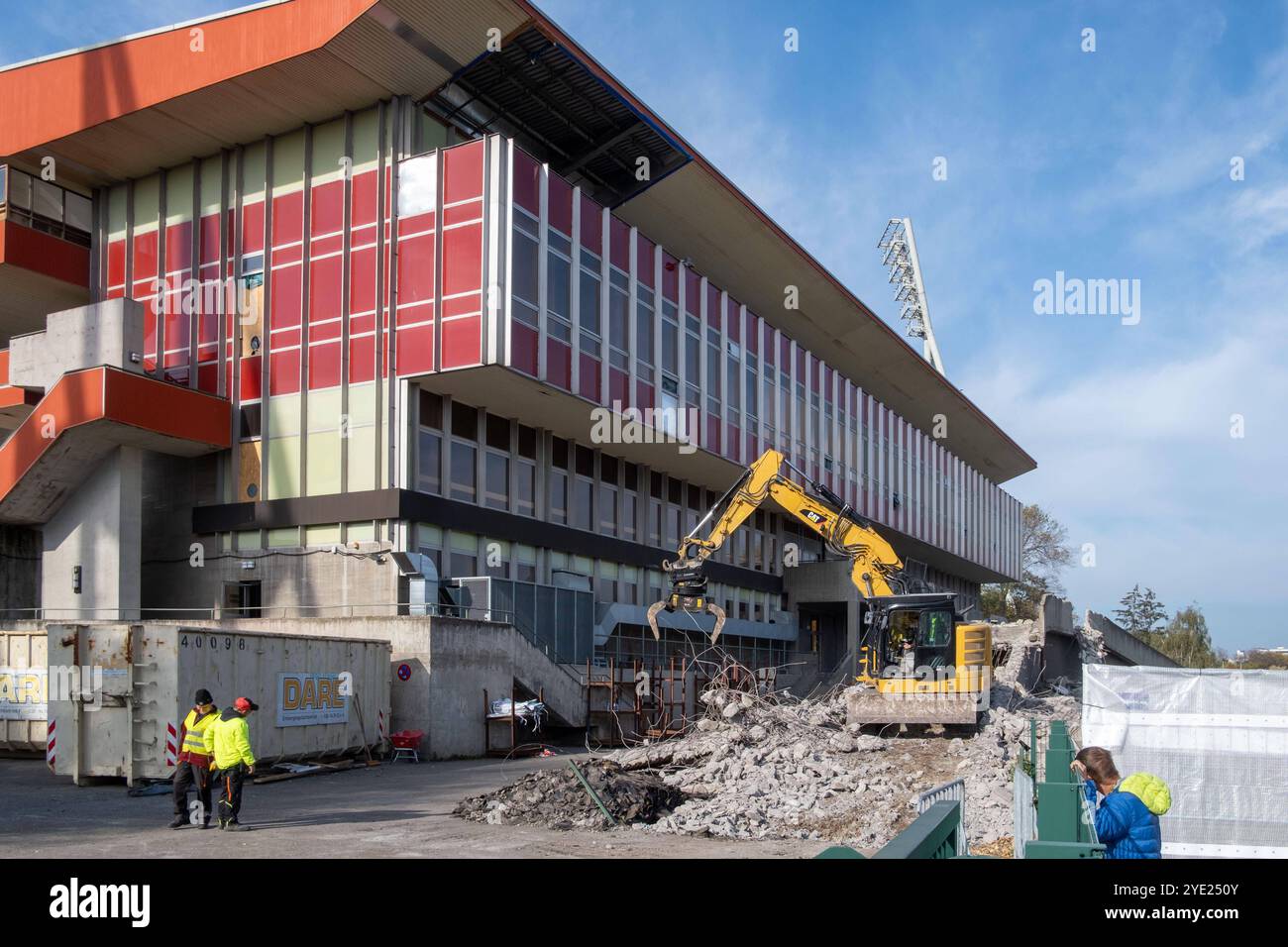 Die Abrissarbeiten an der Haupttribüne am Stadion im Friedrich-Ludwig-Jahn-Sportpark in Berlin-Prenzlauer Berg gehen weiter. Trotz Widerstand von Architekten und Anwohnern, beschloss der Berliner Senat den Abriss des Stadions und einen Neubau. / Die Abbrucharbeiten am Haupttribüne des Stadions im Friedrich-Ludwig-Jahn-Sportpark in Berlin-Prenzlauer Berg werden fortgesetzt. Trotz Widerstand von Architekten und Anwohnern beschloss der Berliner Senat, das Stadion abzureißen und ein neues zu bauen. Friedrich-Ludwig-Jahn-Sportpark - Abrissarbeiten *** Abbrucharbeiten am Haupttribüne im Stadion Friedri Stockfoto