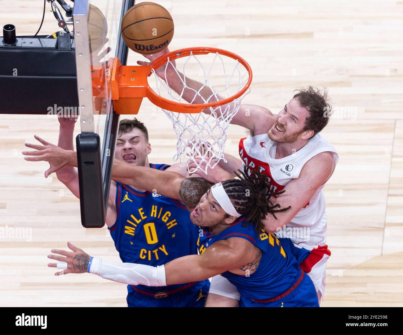 Toronto, Kanada. Oktober 2024. Jakob Poeltl (R) von Toronto Raptors streitet mit Aaron Gordon (C) von Denver Nuggets während des regulären NBA-Saisonspiels 2024-2025 zwischen Toronto Raptors und Denver Nuggets in Toronto, Kanada, 28. Oktober 2024. Quelle: Zou Zheng/Xinhua/Alamy Live News Stockfoto